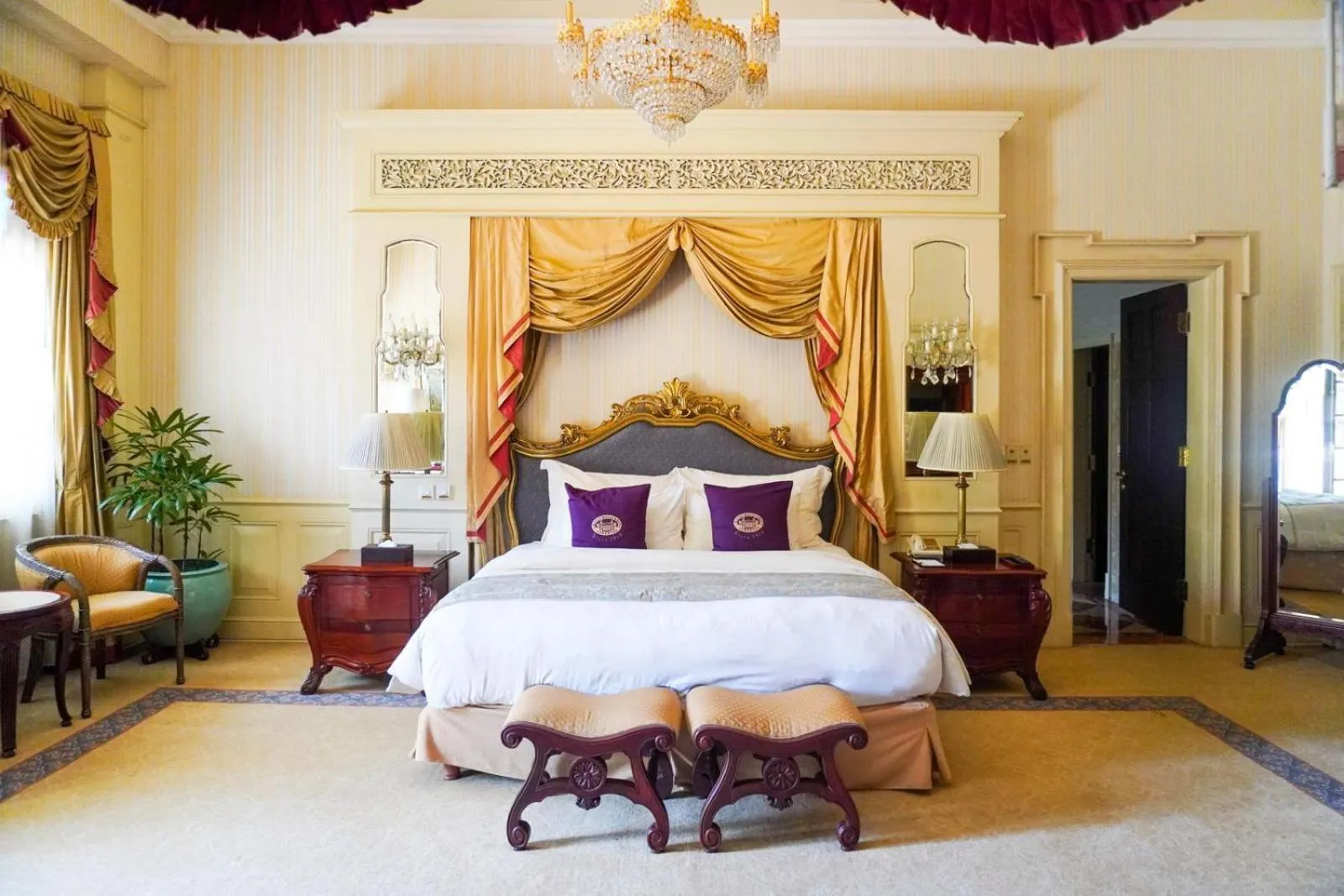 Property building, Bed in Hotel Majapahit Surabaya MGallery