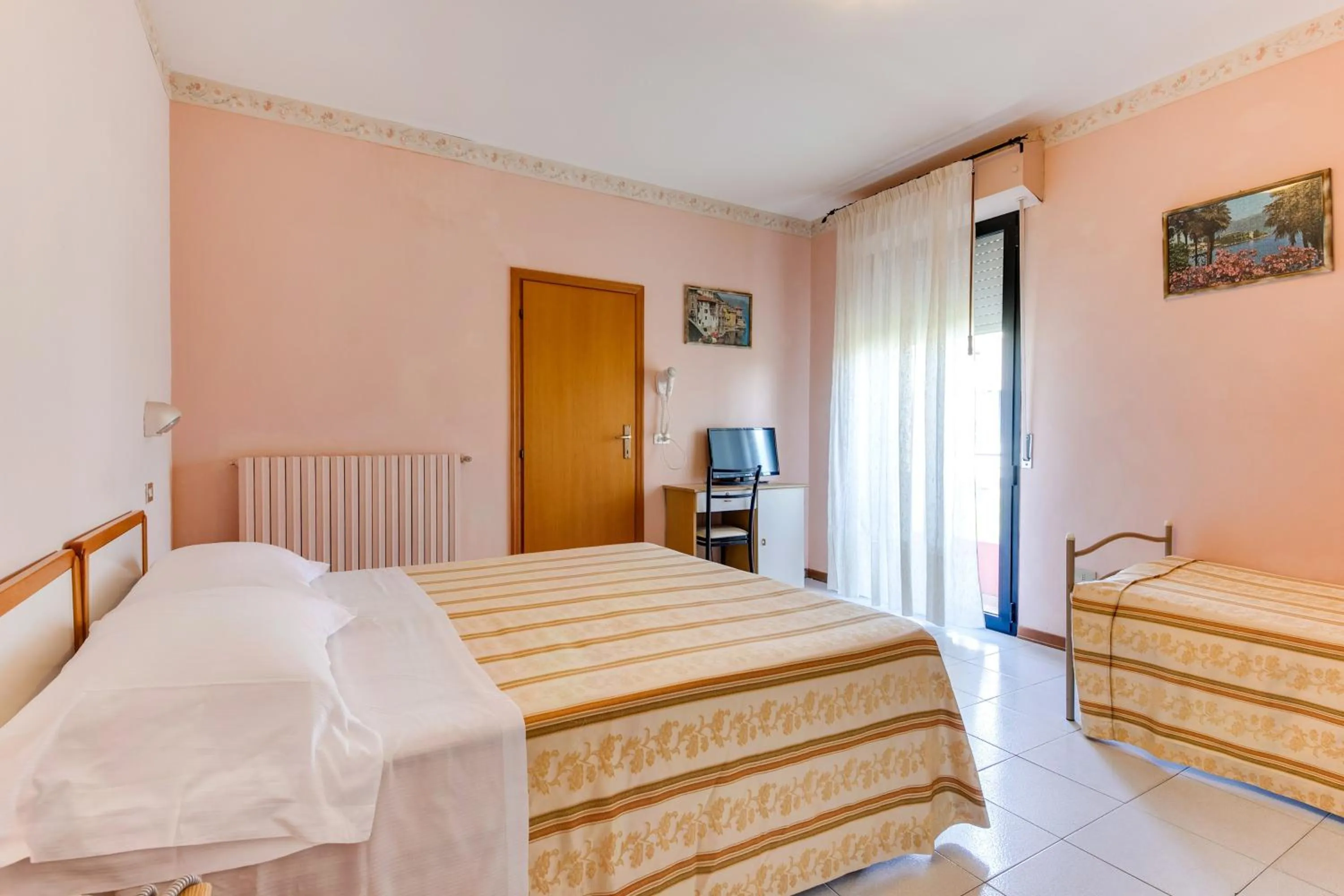 Photo of the whole room, Bed in Hotel Sorriso