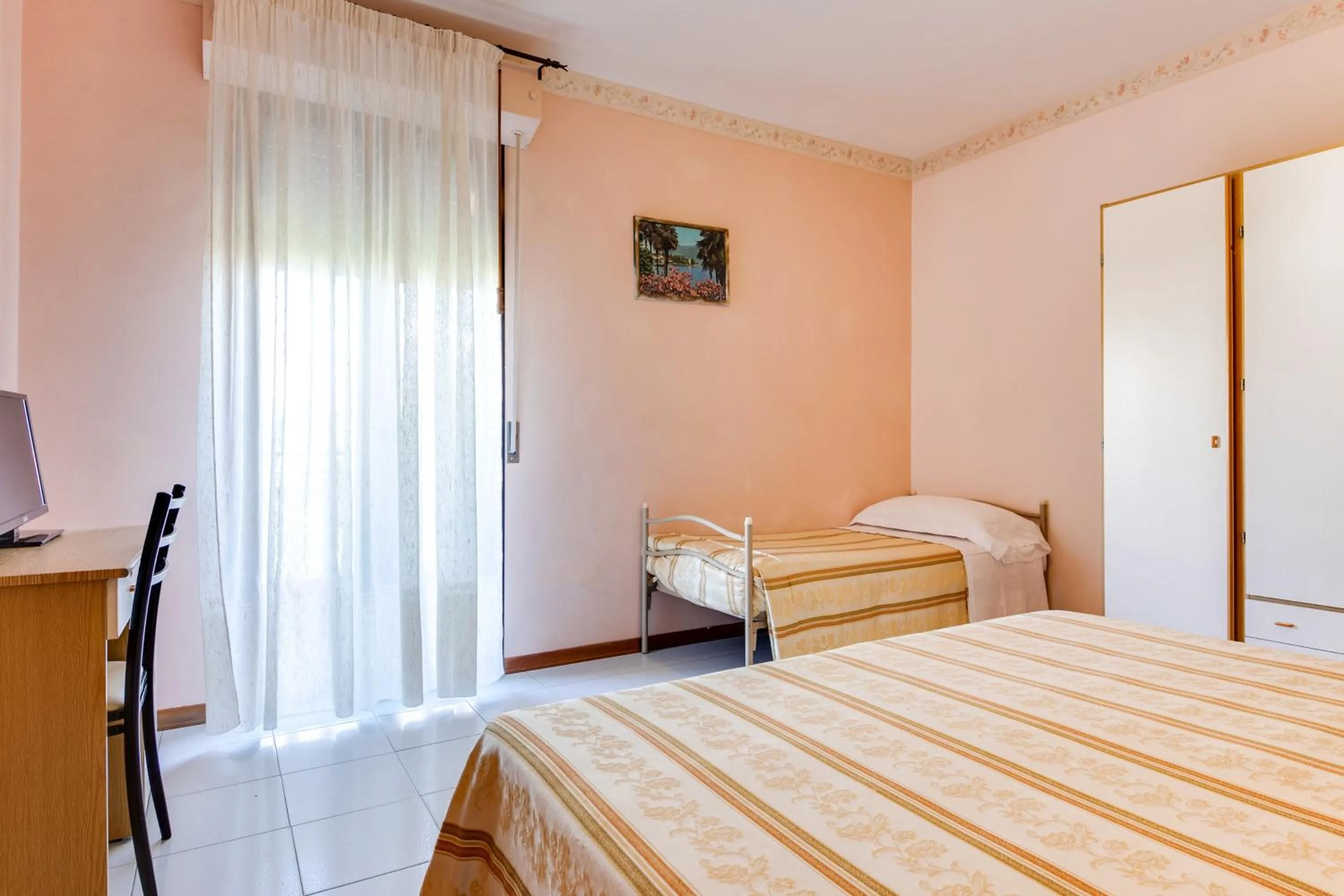 Photo of the whole room, Bed in Hotel Sorriso