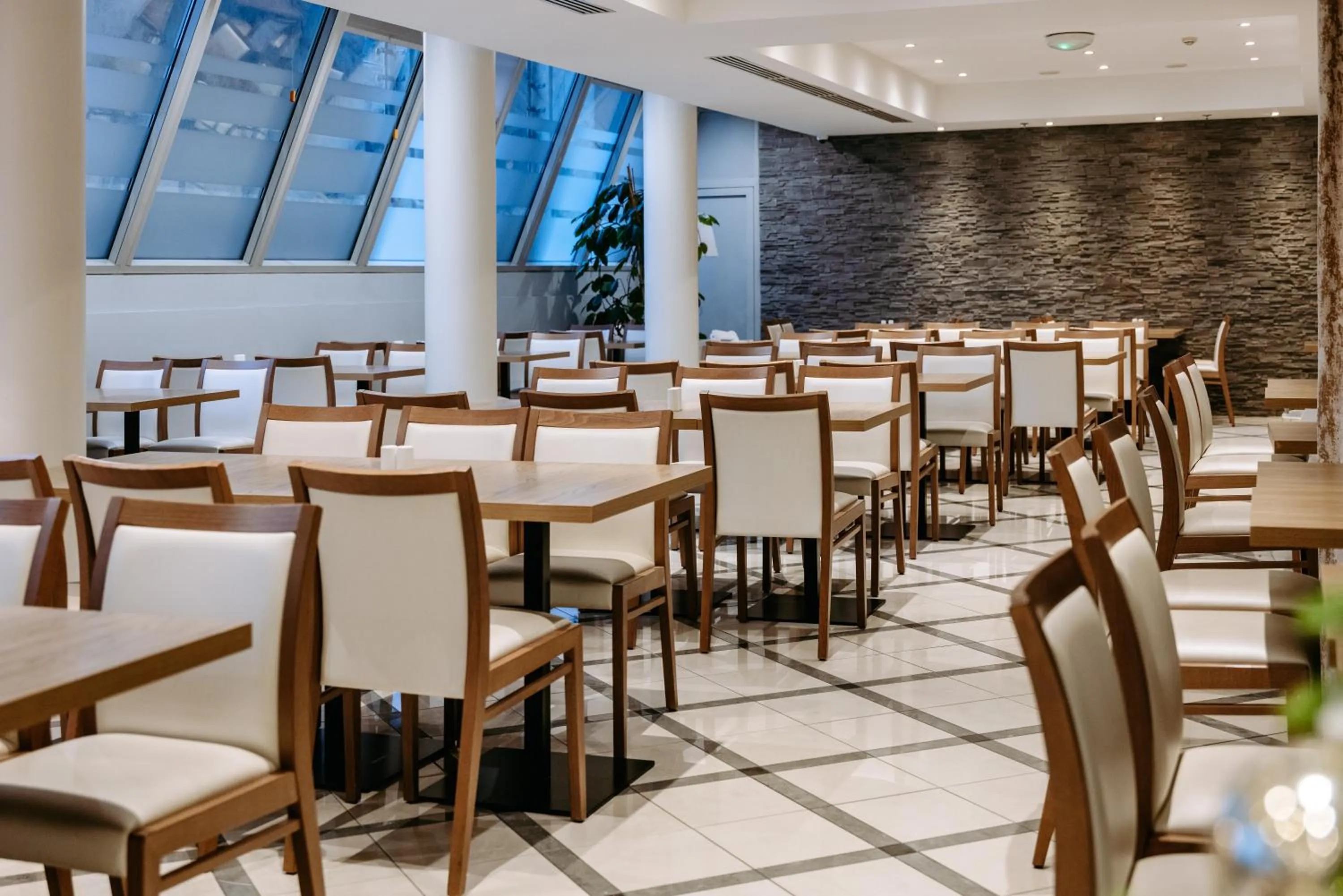 Restaurant/places to eat in Hestia Hotel Ilmarine