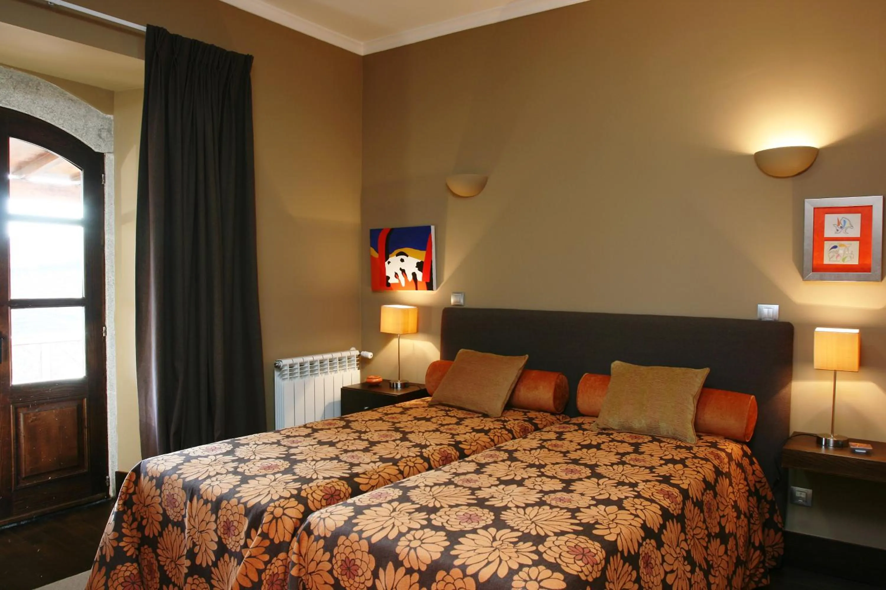 Shower, Bed in Quinta Da Pereira E Enricas Agro-Turismo