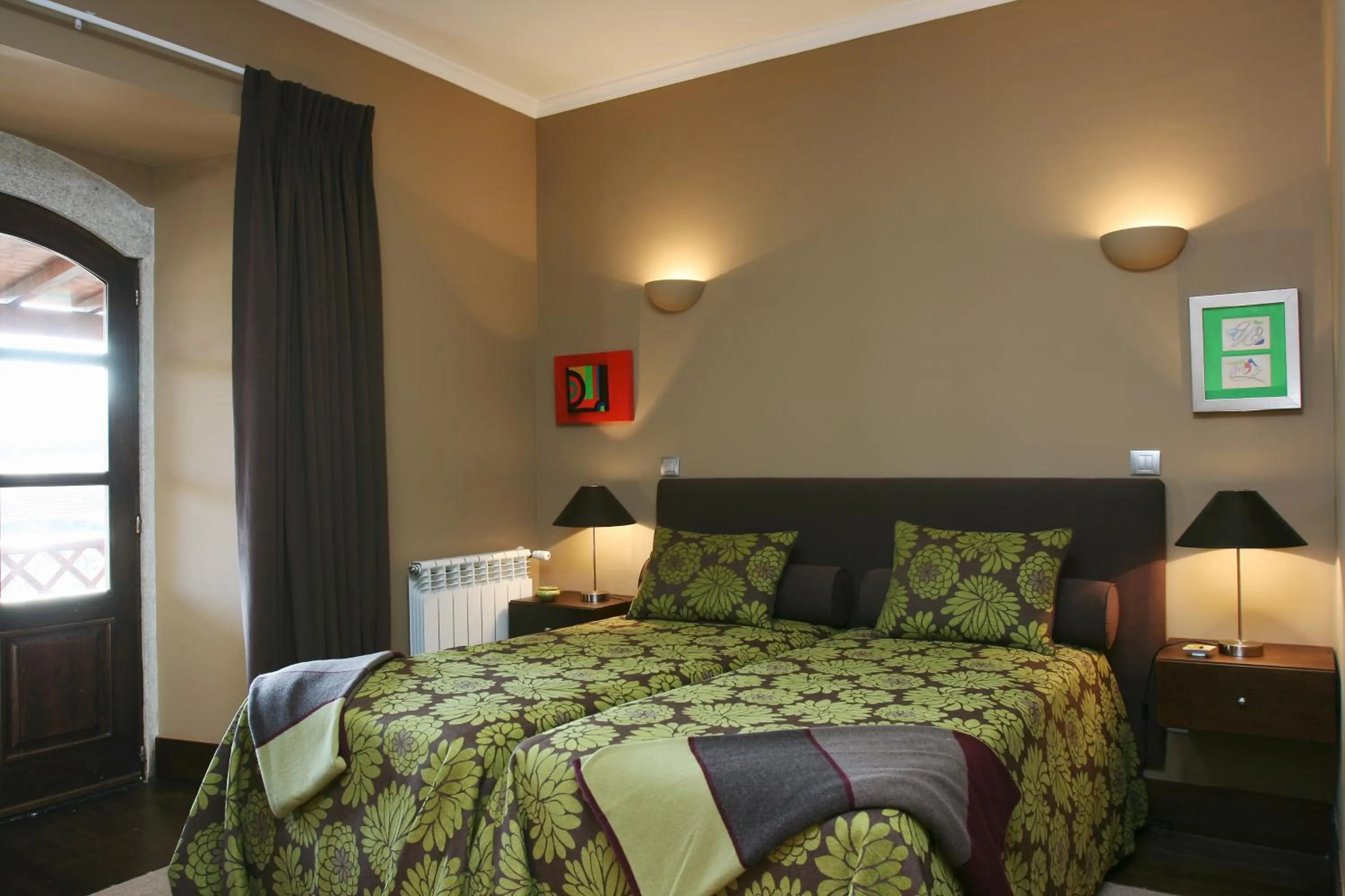 Shower, Bed in Quinta Da Pereira E Enricas Agro-Turismo