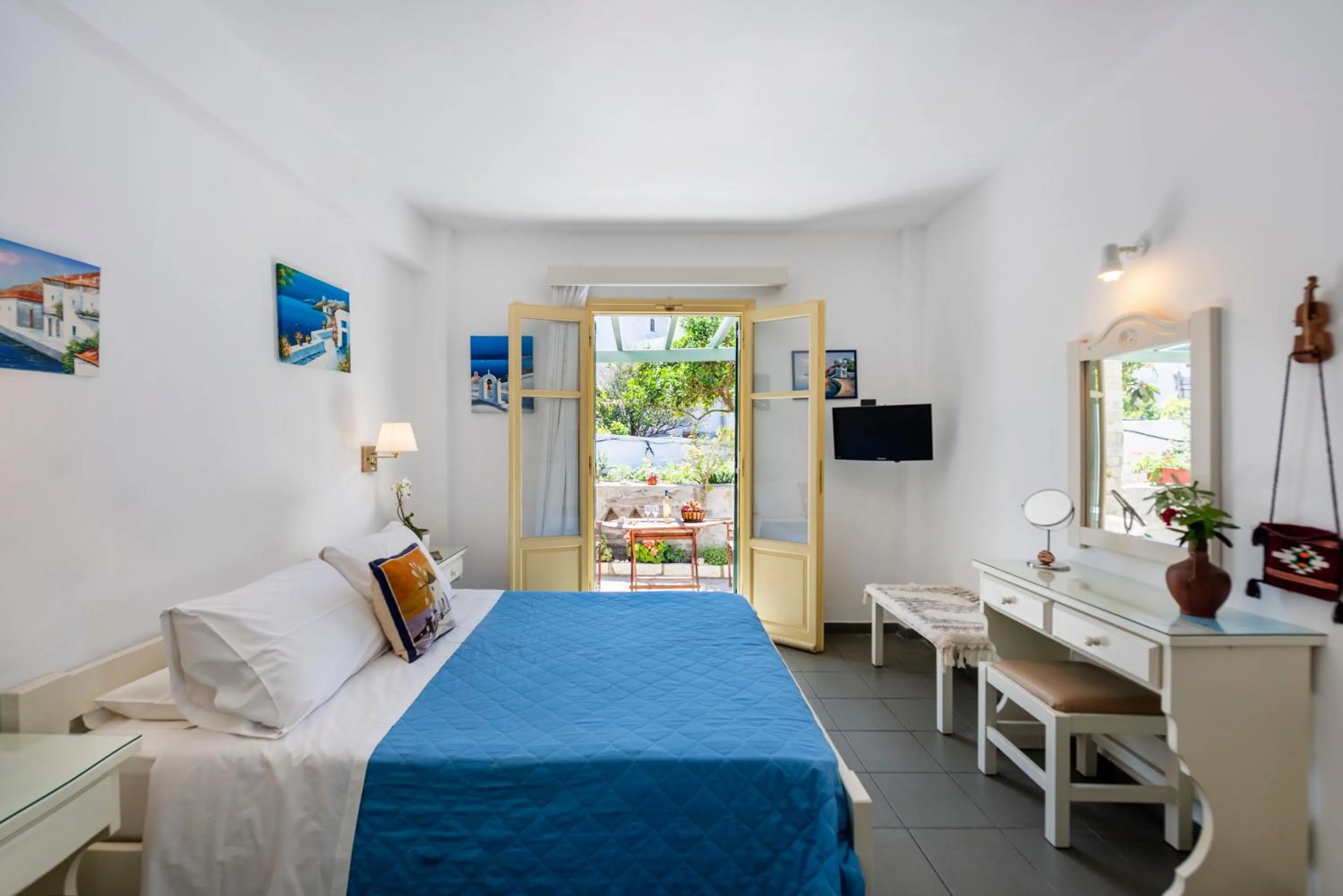 Photo of the whole room, Bed in Margarita Studios