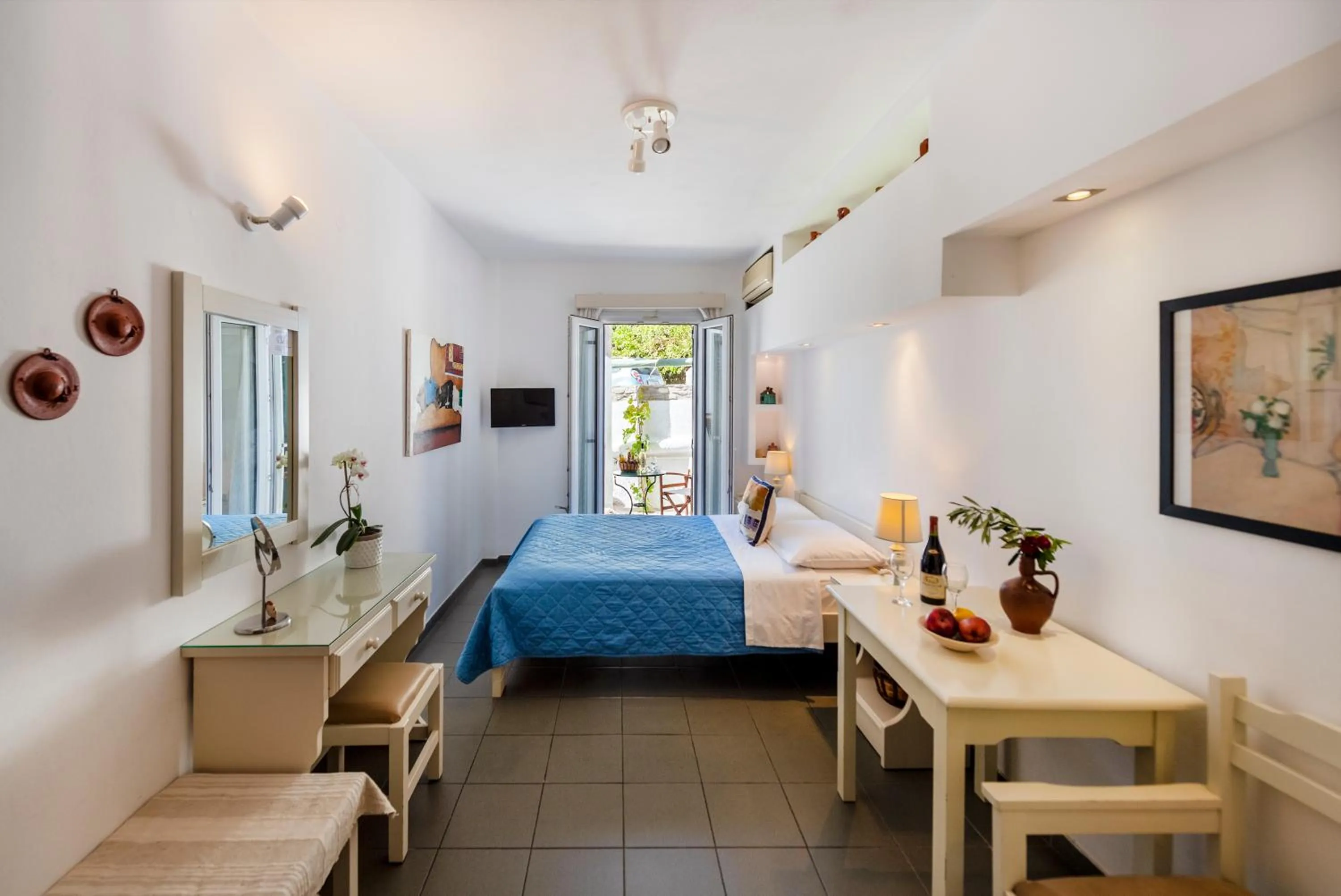 Photo of the whole room, Bed in Margarita Studios