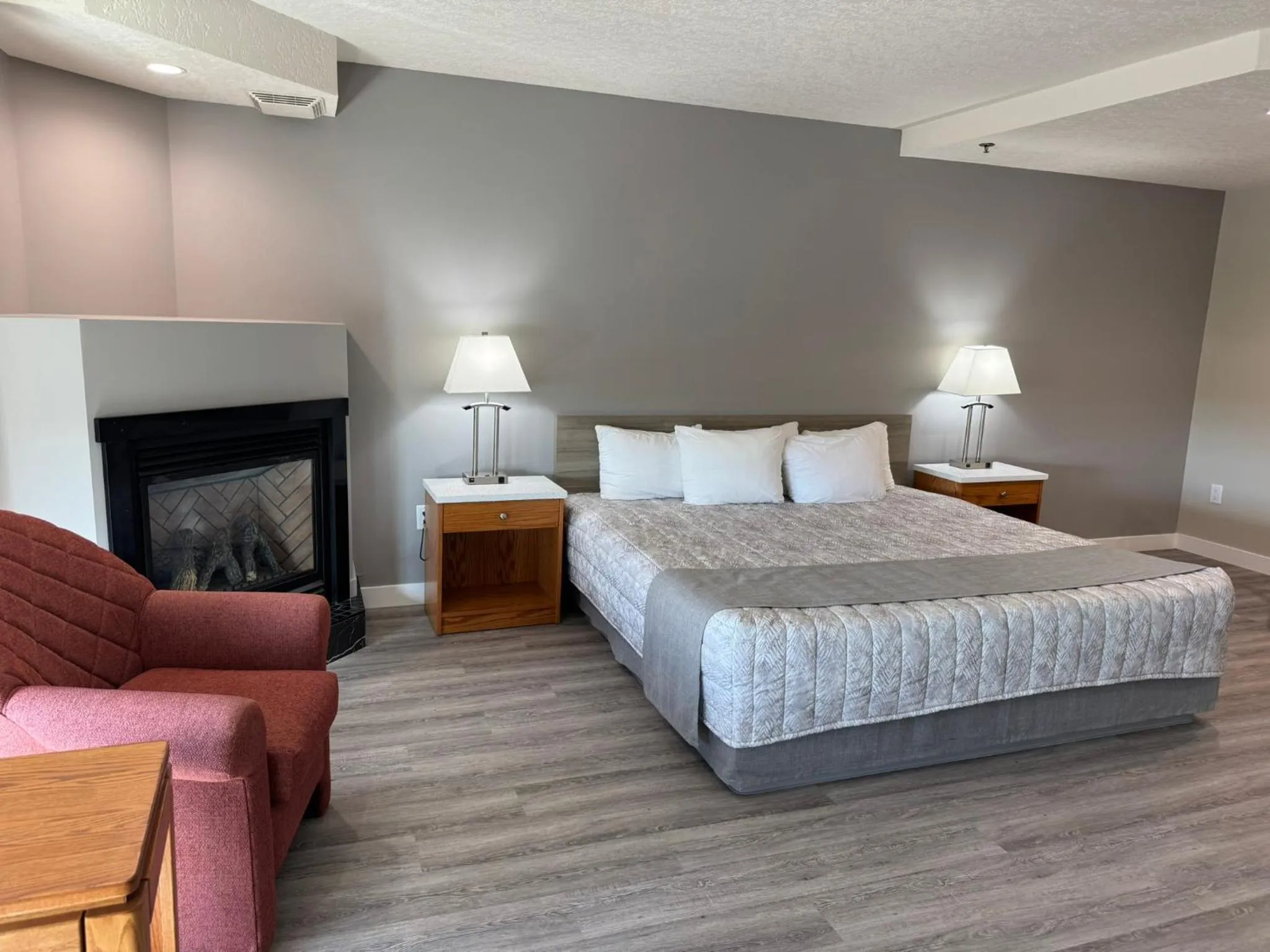 Bed in Western Budget Motel Leduc #3