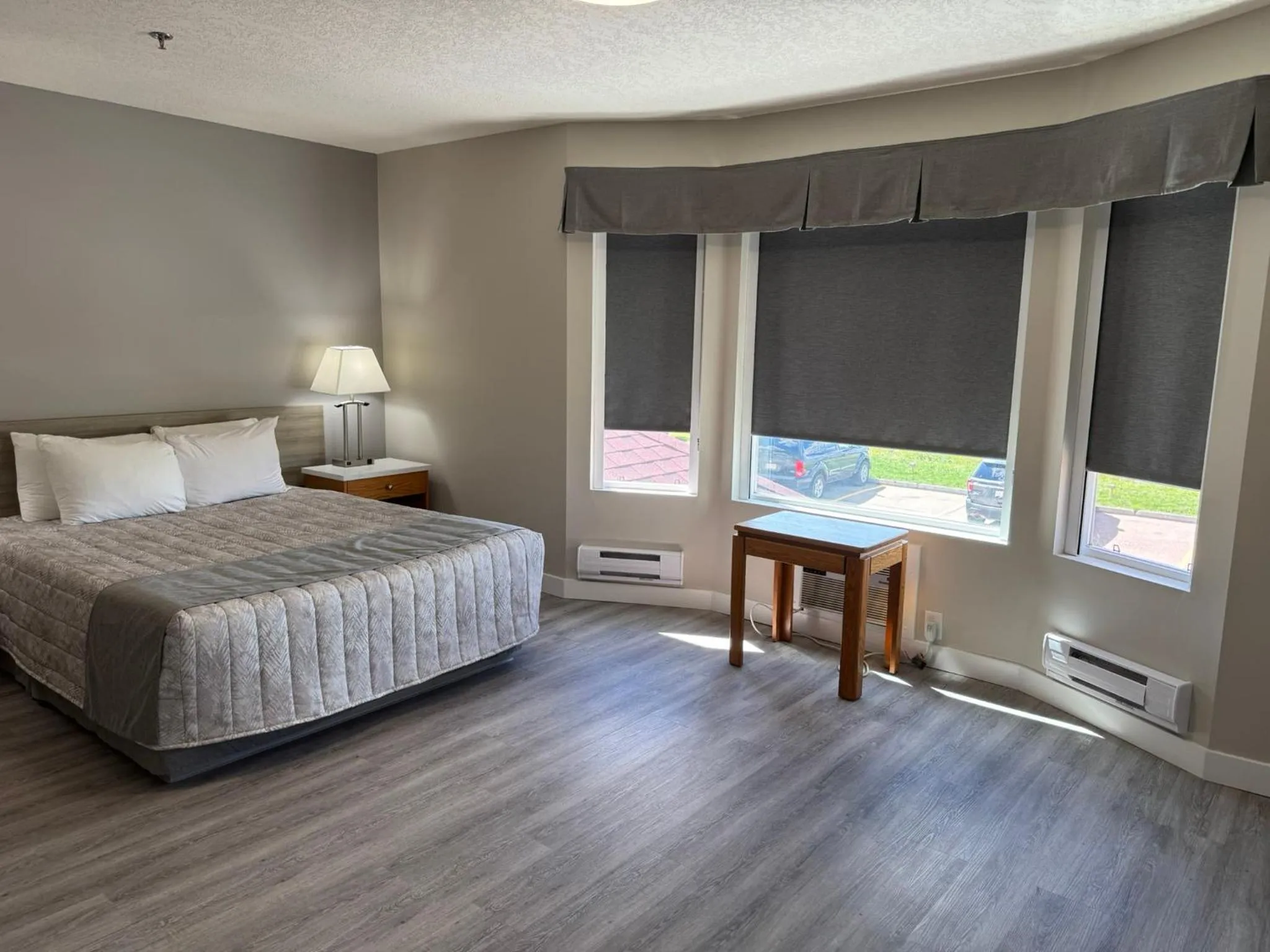 Bed in Western Budget Motel Leduc #3