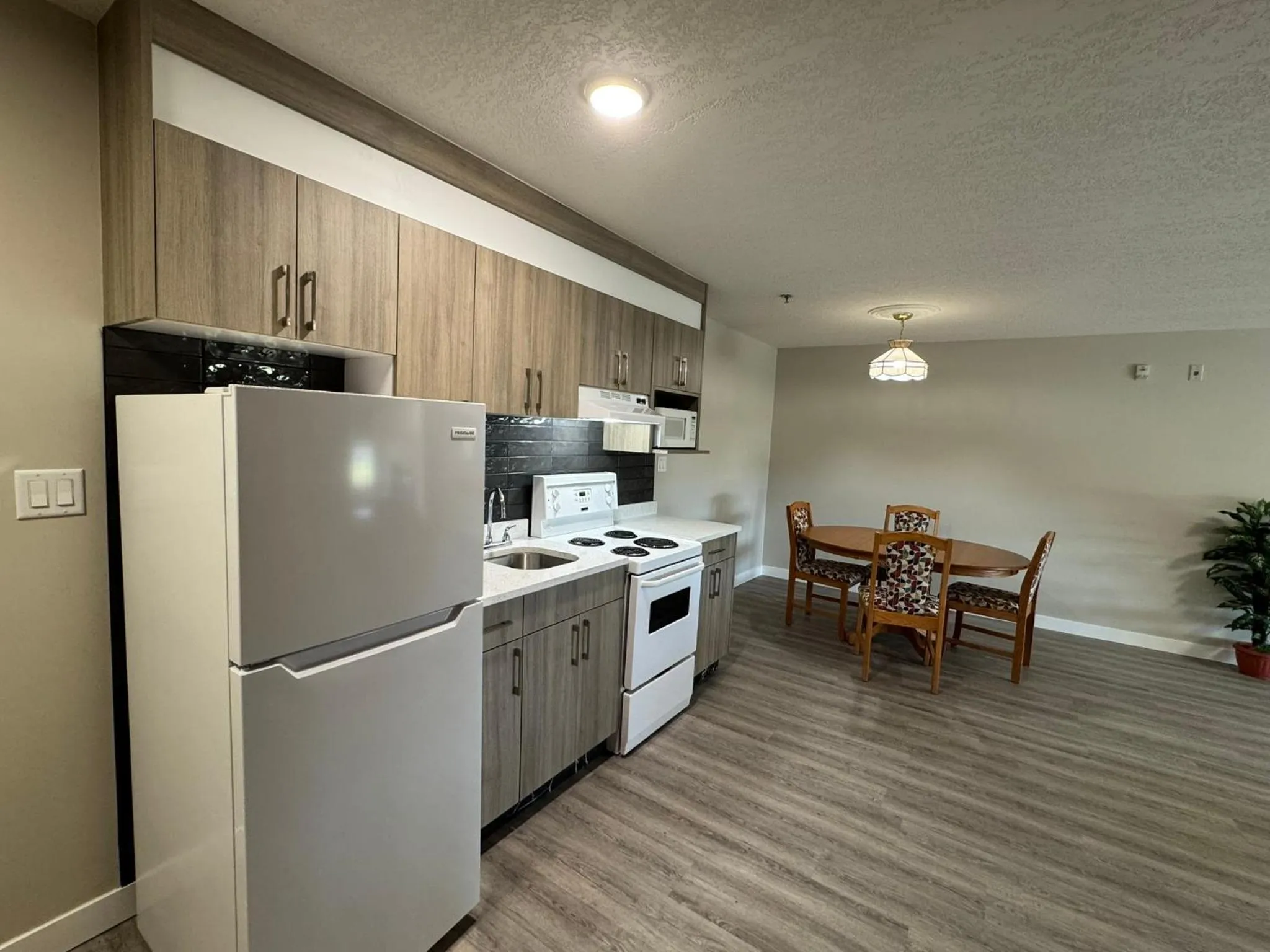 Kitchen or kitchenette in Western Budget Motel Leduc #3