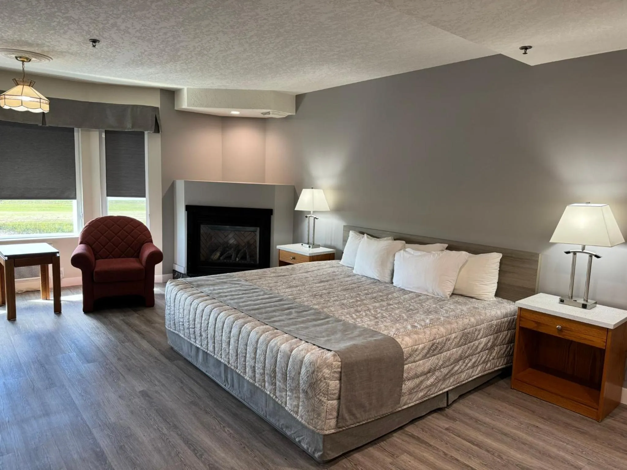 Bed in Western Budget Motel Leduc #3