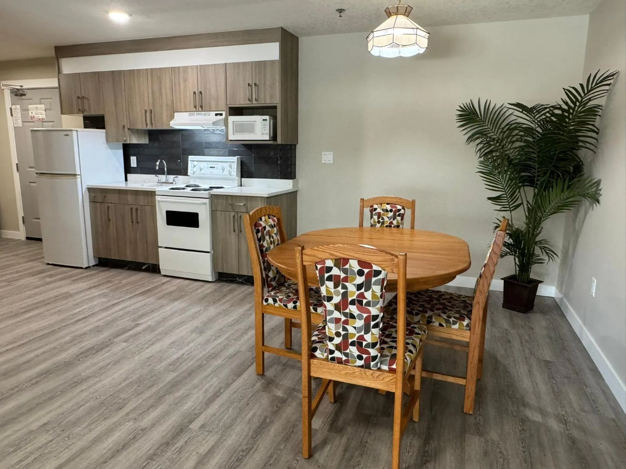 Dining area in Western Budget Motel Leduc #3