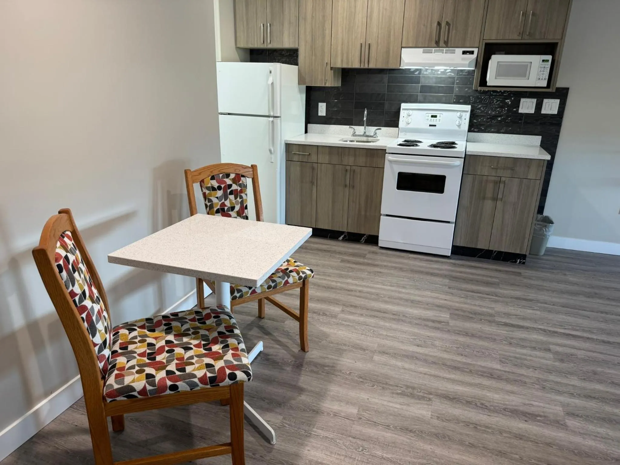 Kitchen or kitchenette in Western Budget Motel Leduc #3