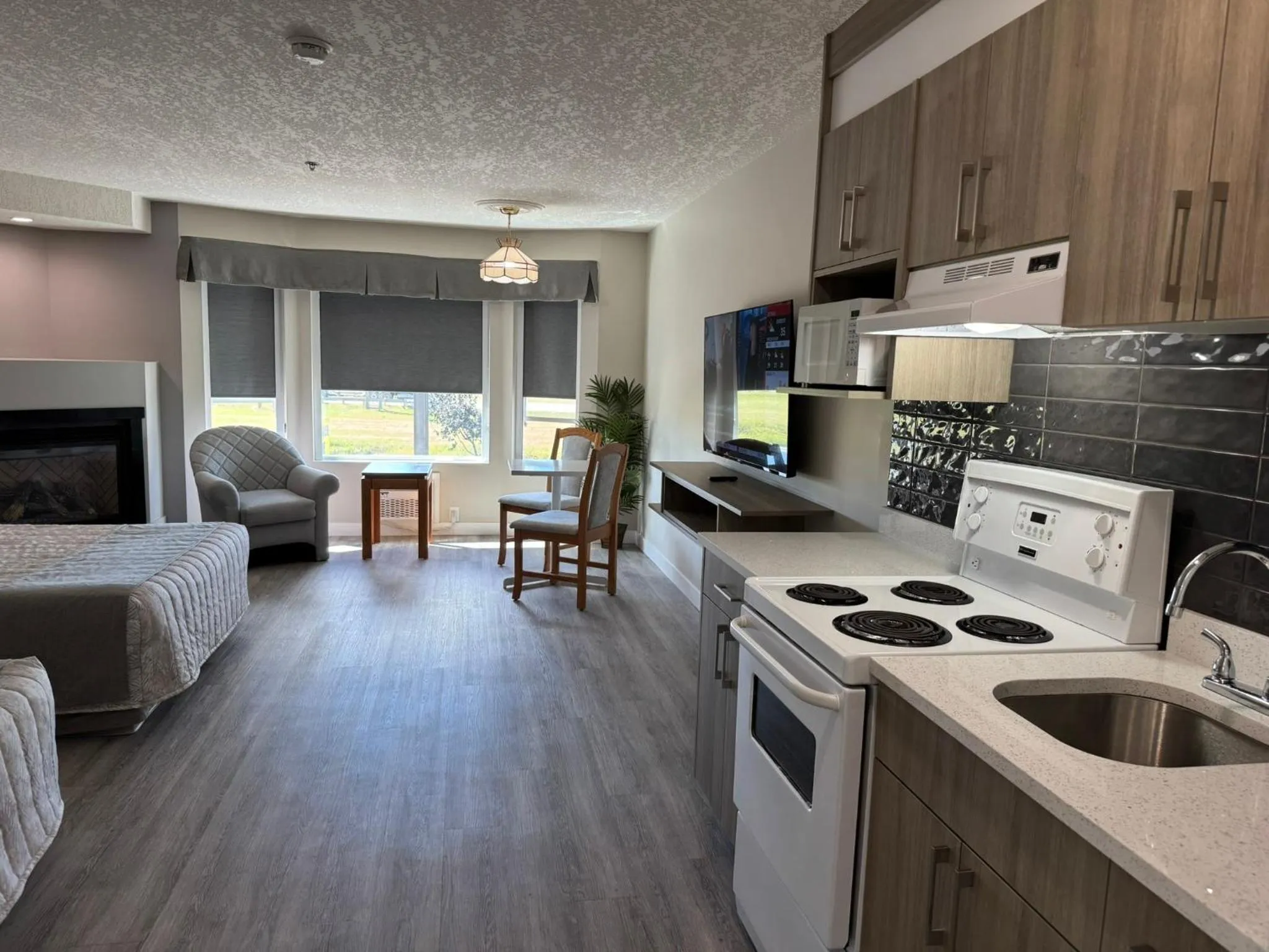 Kitchen or kitchenette in Western Budget Motel Leduc #3