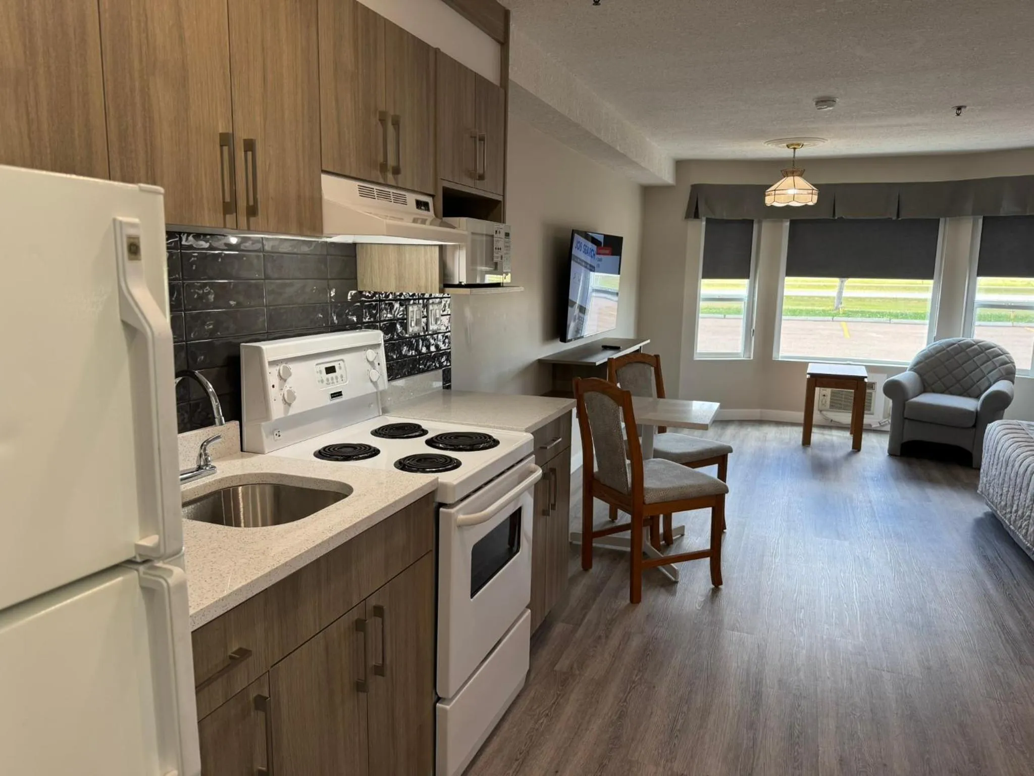 Kitchen or kitchenette in Western Budget Motel Leduc #3