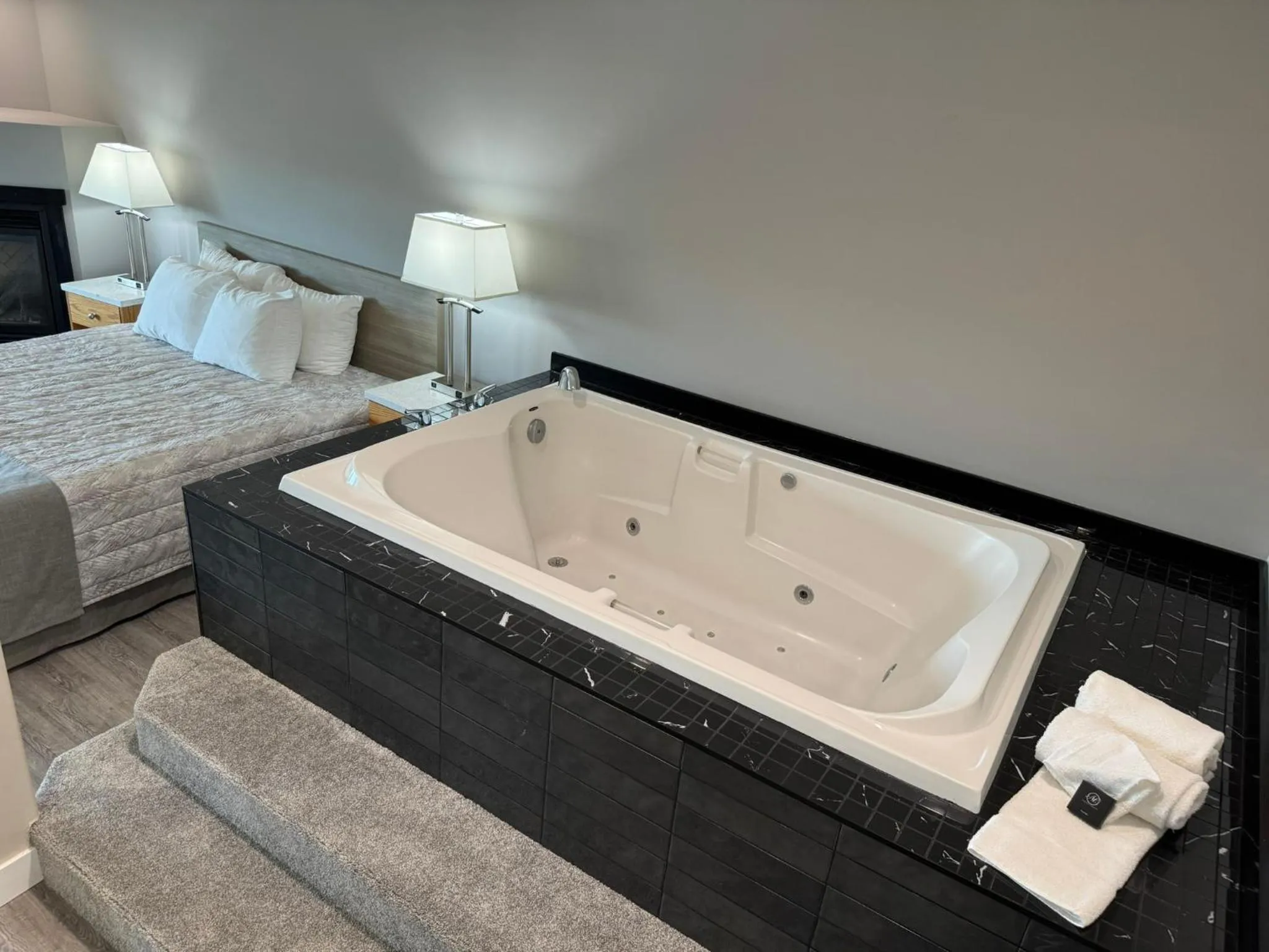 Hot Tub, Bed in Western Budget Motel Leduc #3