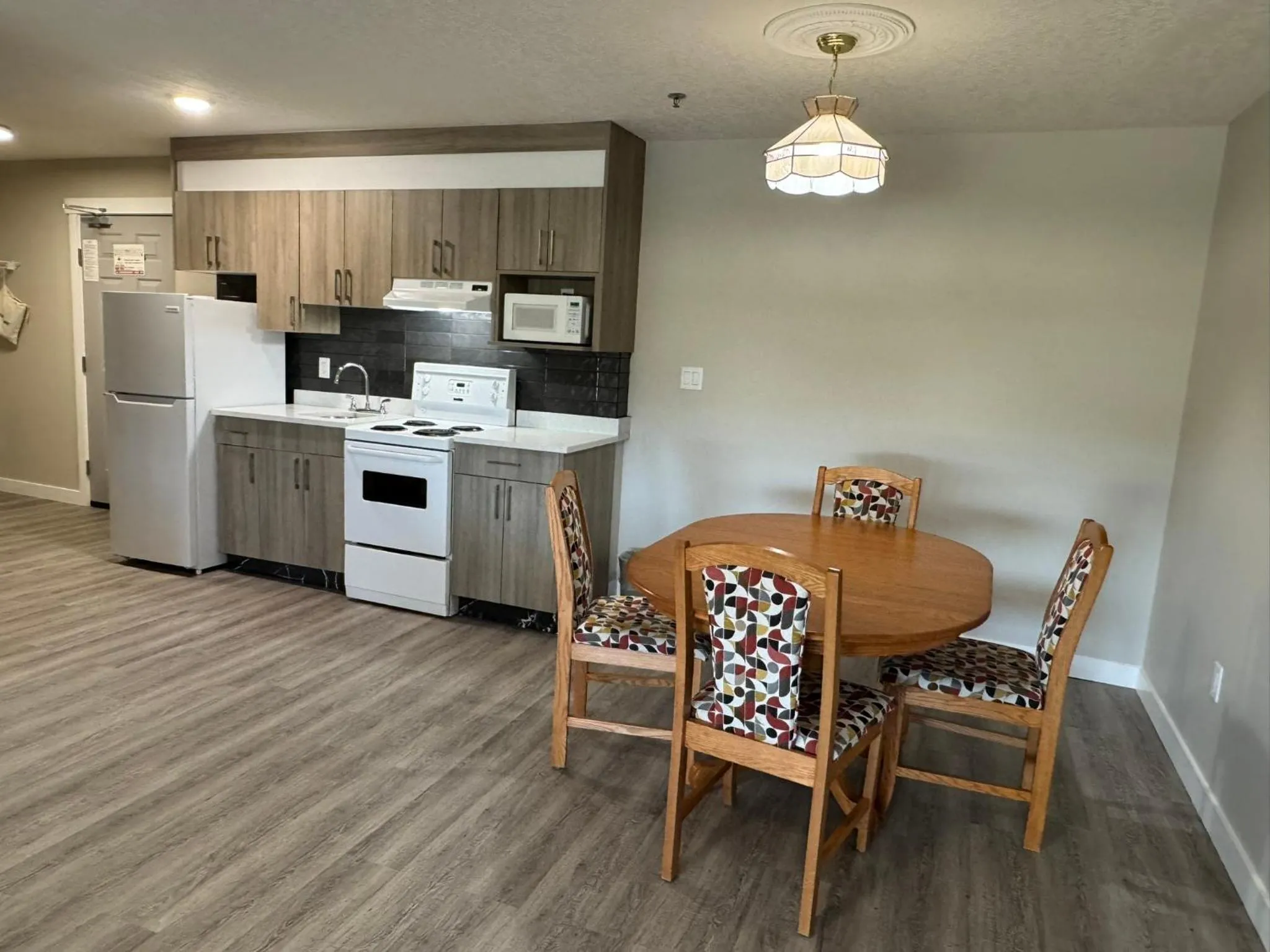 Kitchen or kitchenette in Western Budget Motel Leduc #3