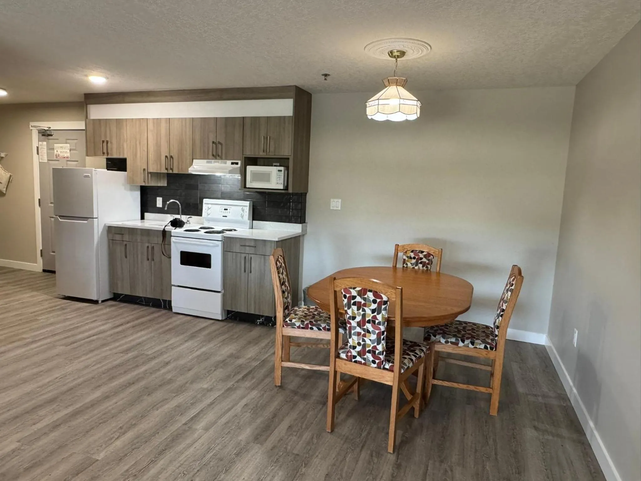 Kitchen or kitchenette in Western Budget Motel Leduc #3