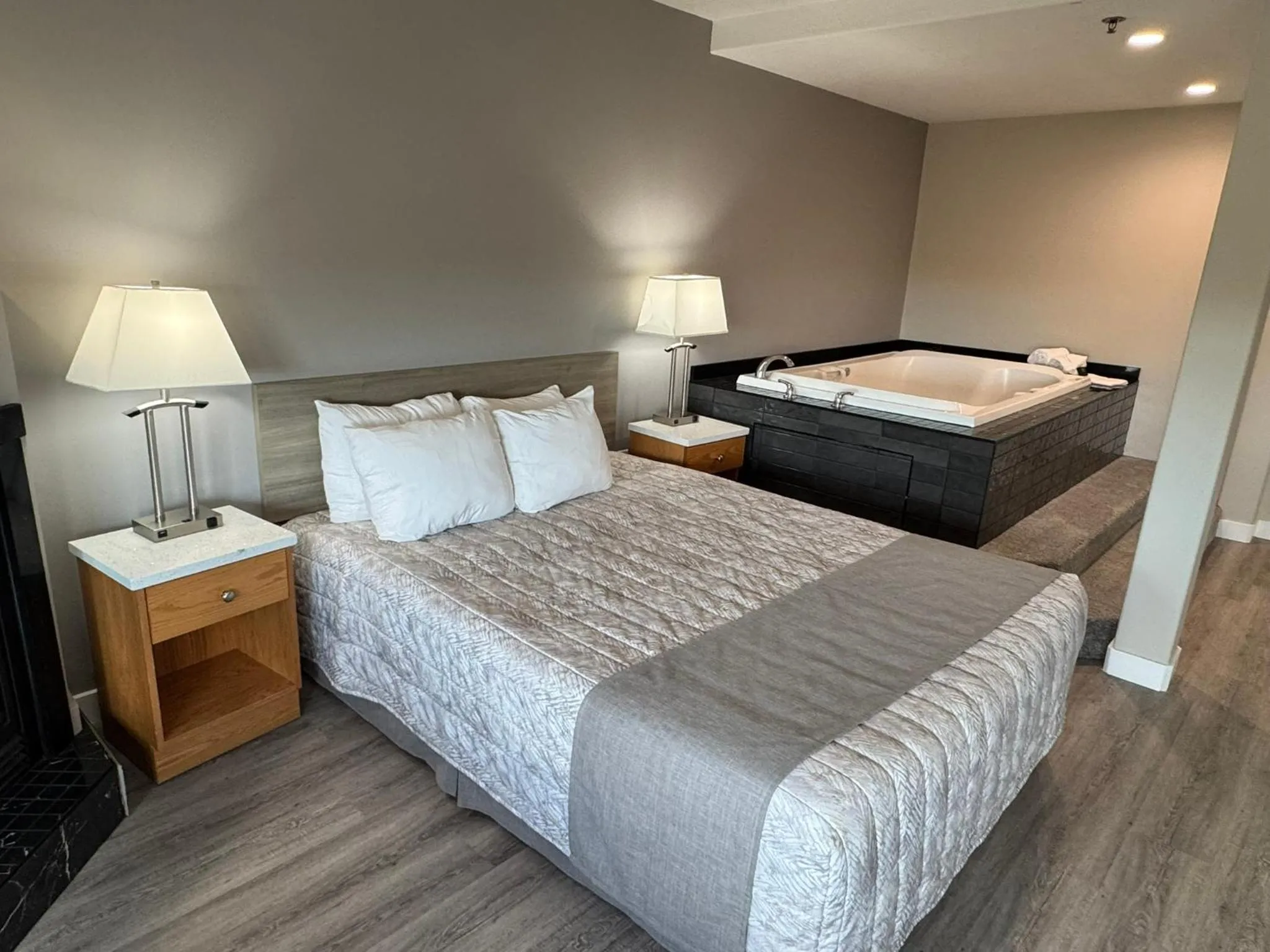 Photo of the whole room, Bed in Western Budget Motel Leduc #3