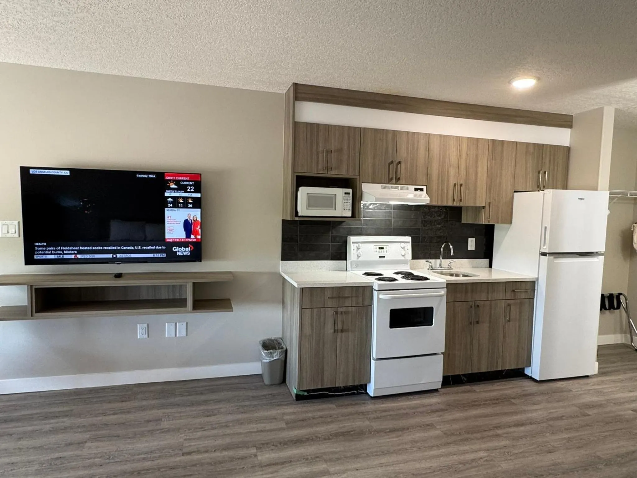 Kitchen or kitchenette in Western Budget Motel Leduc #3