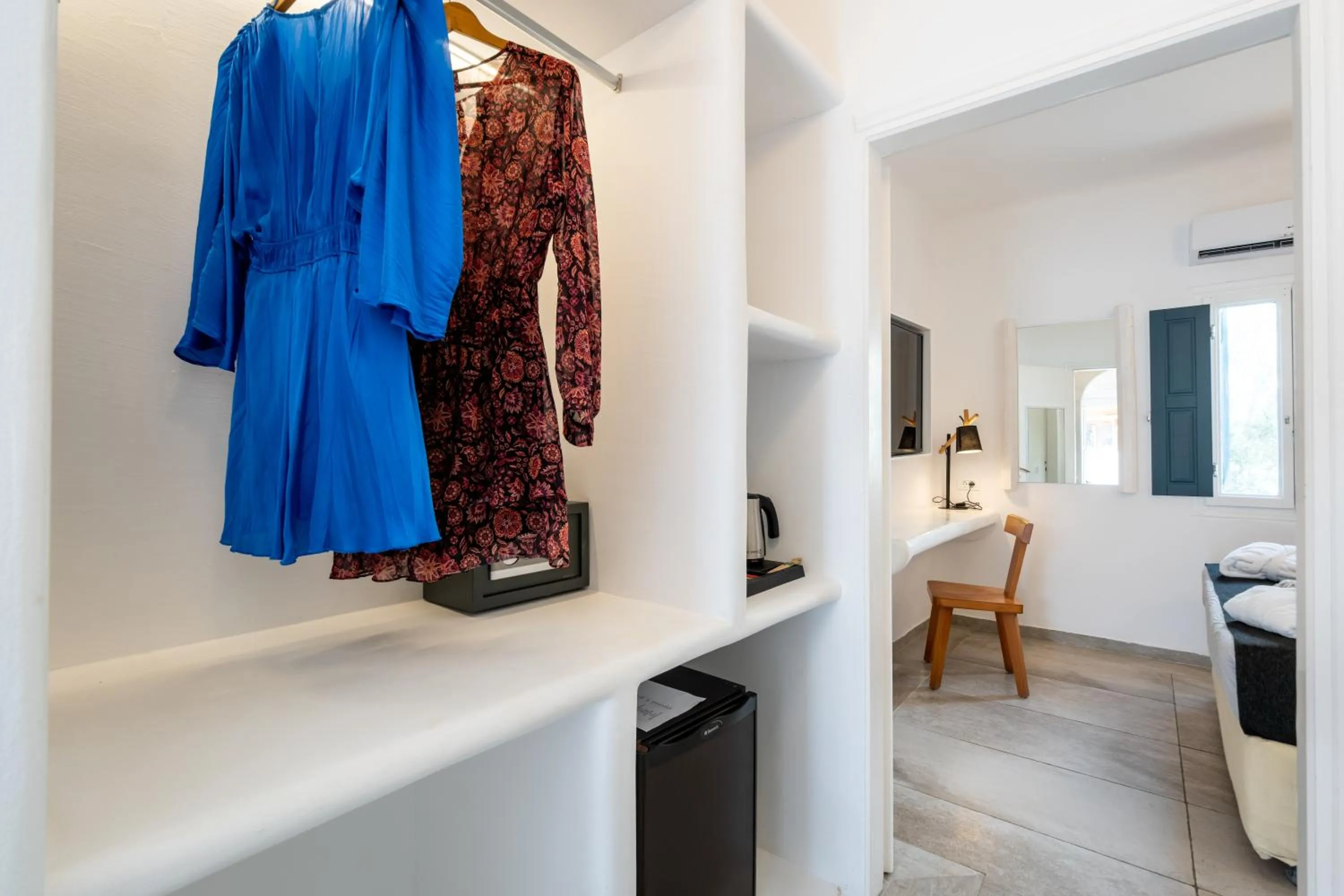 wardrobe, Bed in Amaze Suites