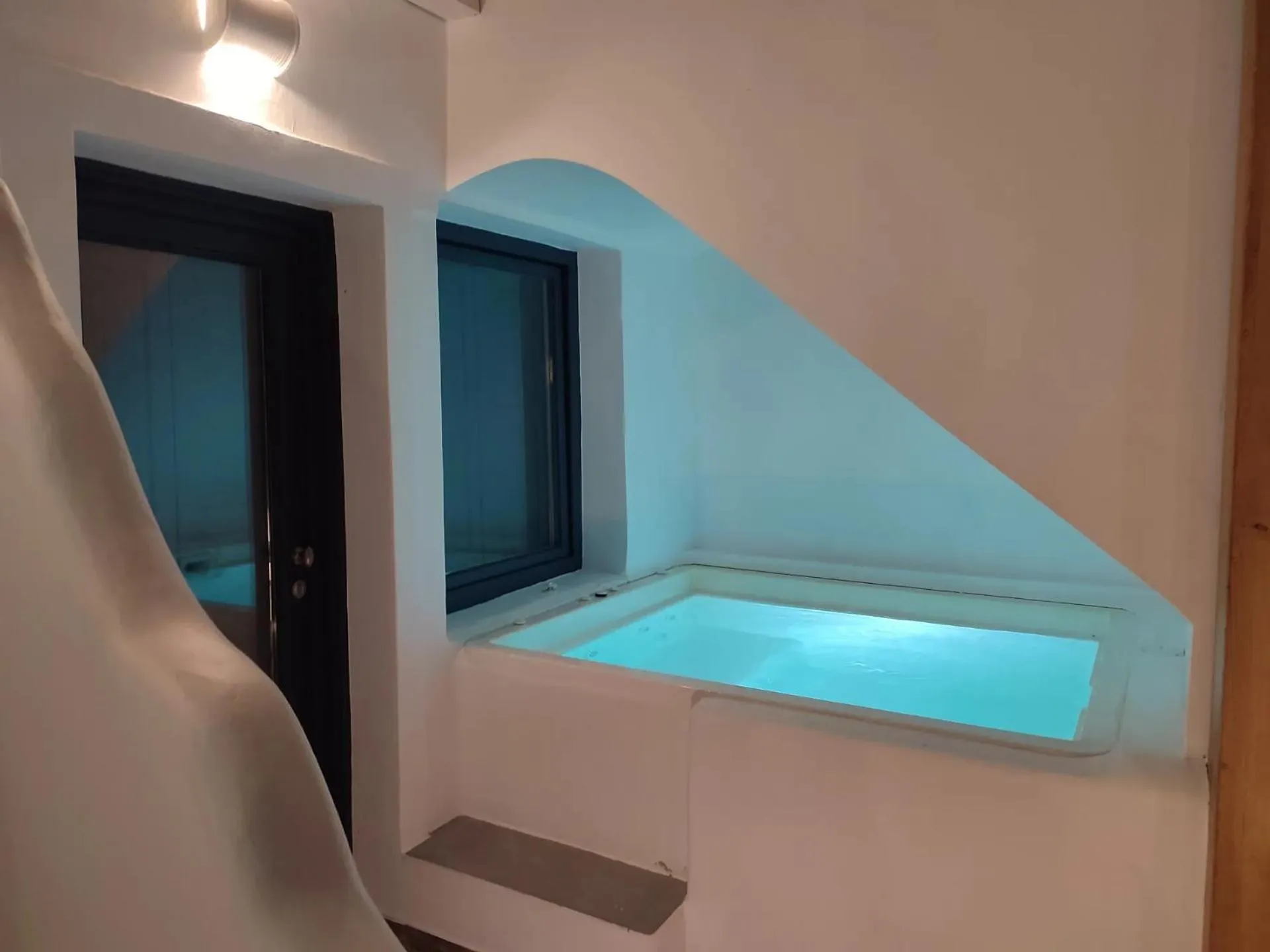 Hot Tub in Amaze Suites