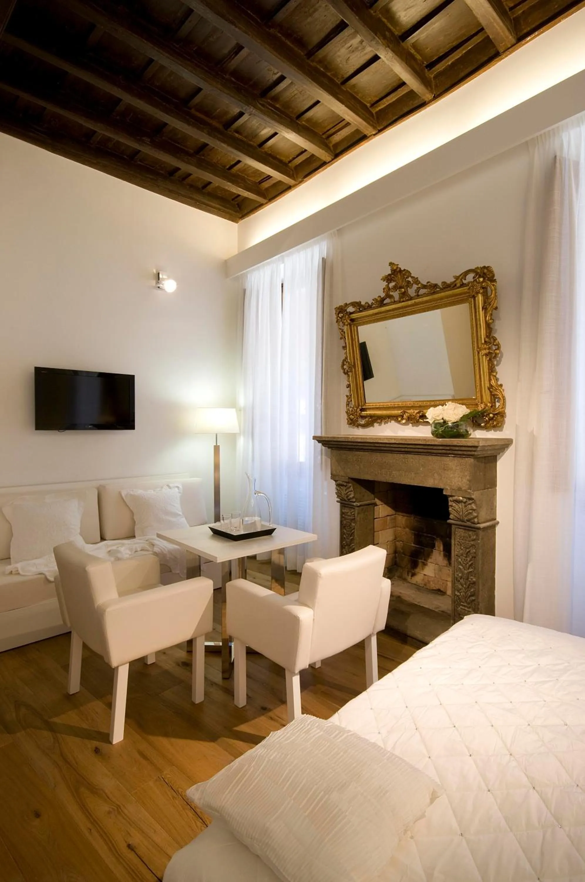 Decorative detail, Bed in Gigli D'Oro Suite