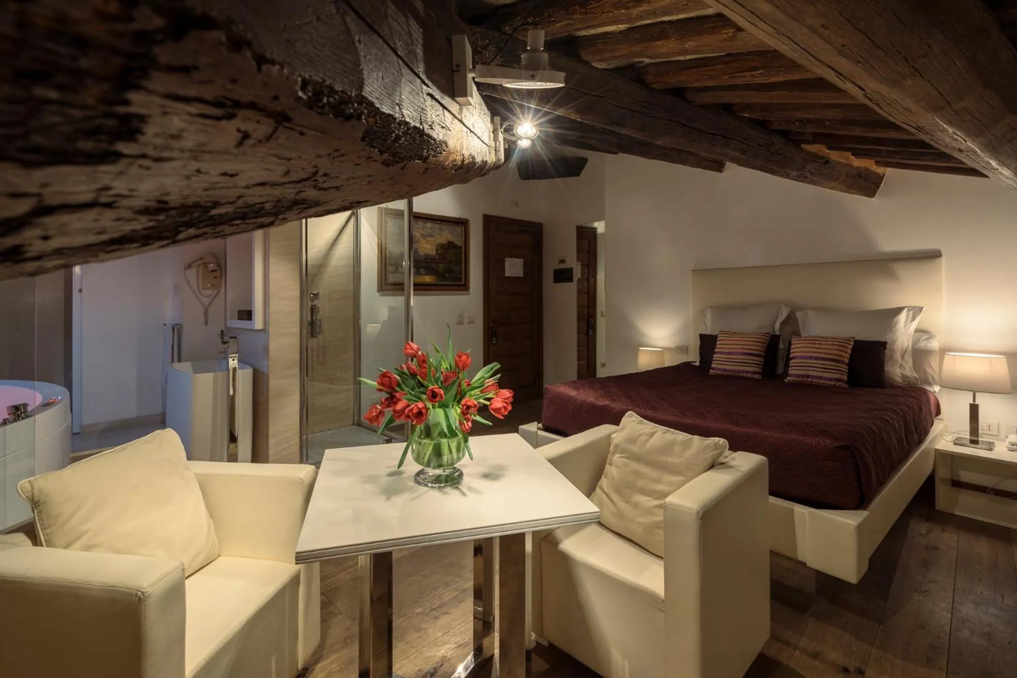 Hot Tub, Bed in Gigli D'Oro Suite