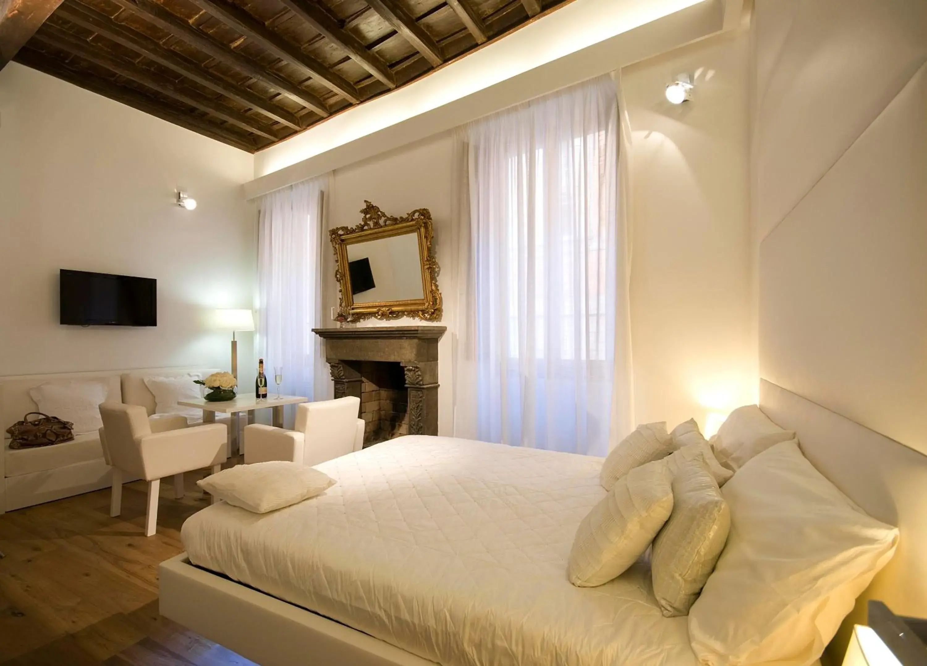 Bedroom, Bed in Gigli D'Oro Suite Bedroom, Bed in Gigli D'Oro Suite