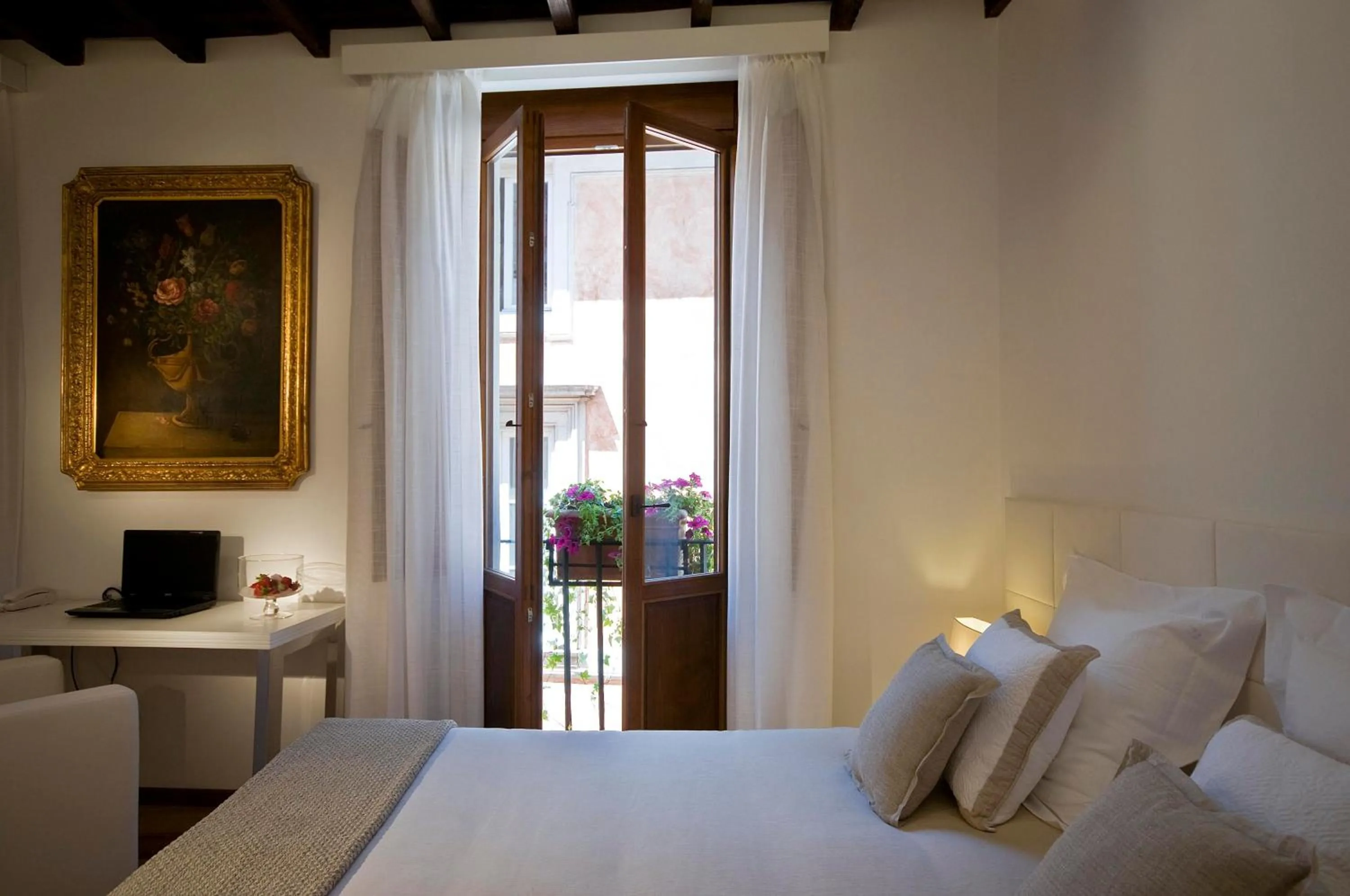 Bedroom, Bed in Gigli D'Oro Suite