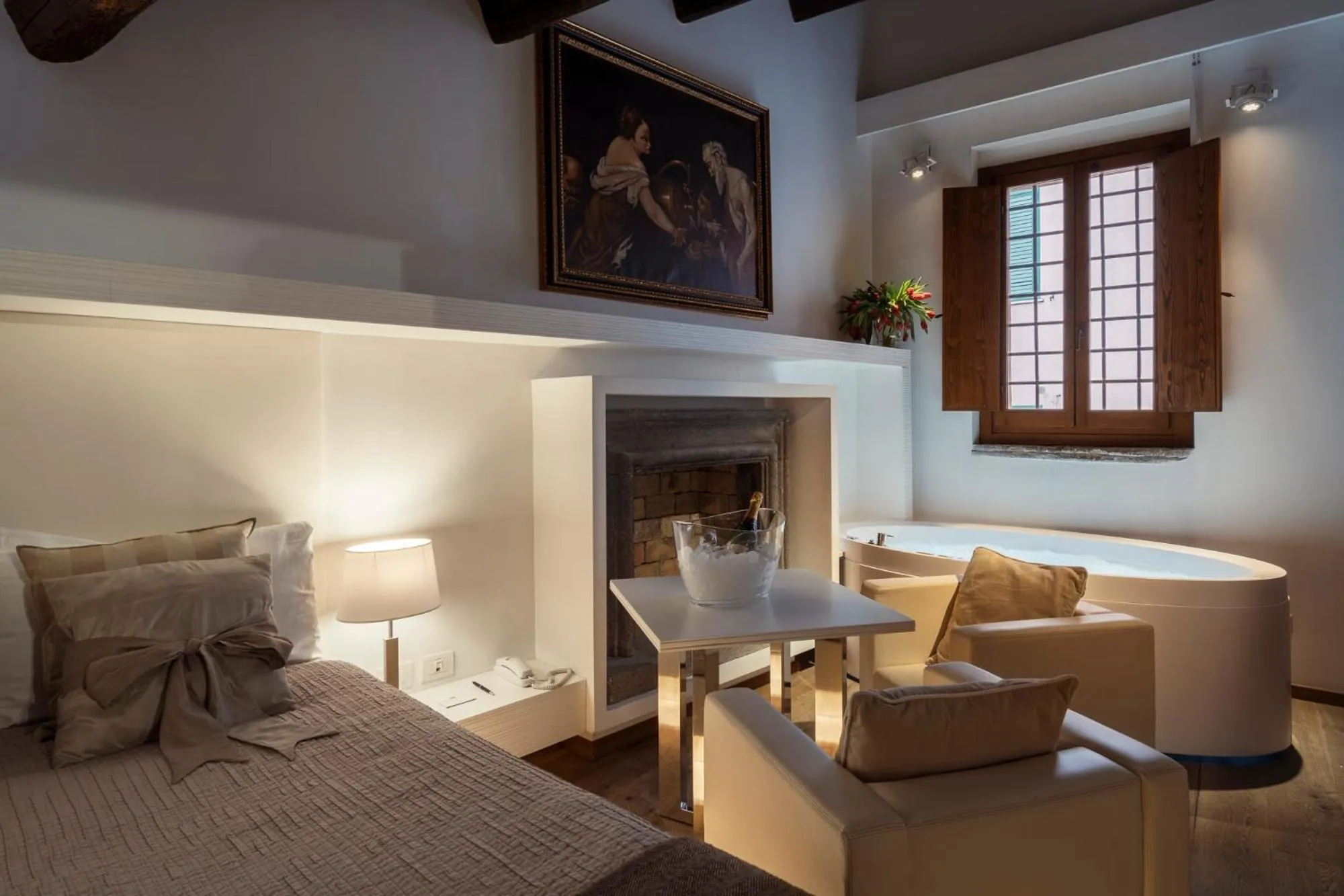 flat iron, Bed in Gigli D'Oro Suite