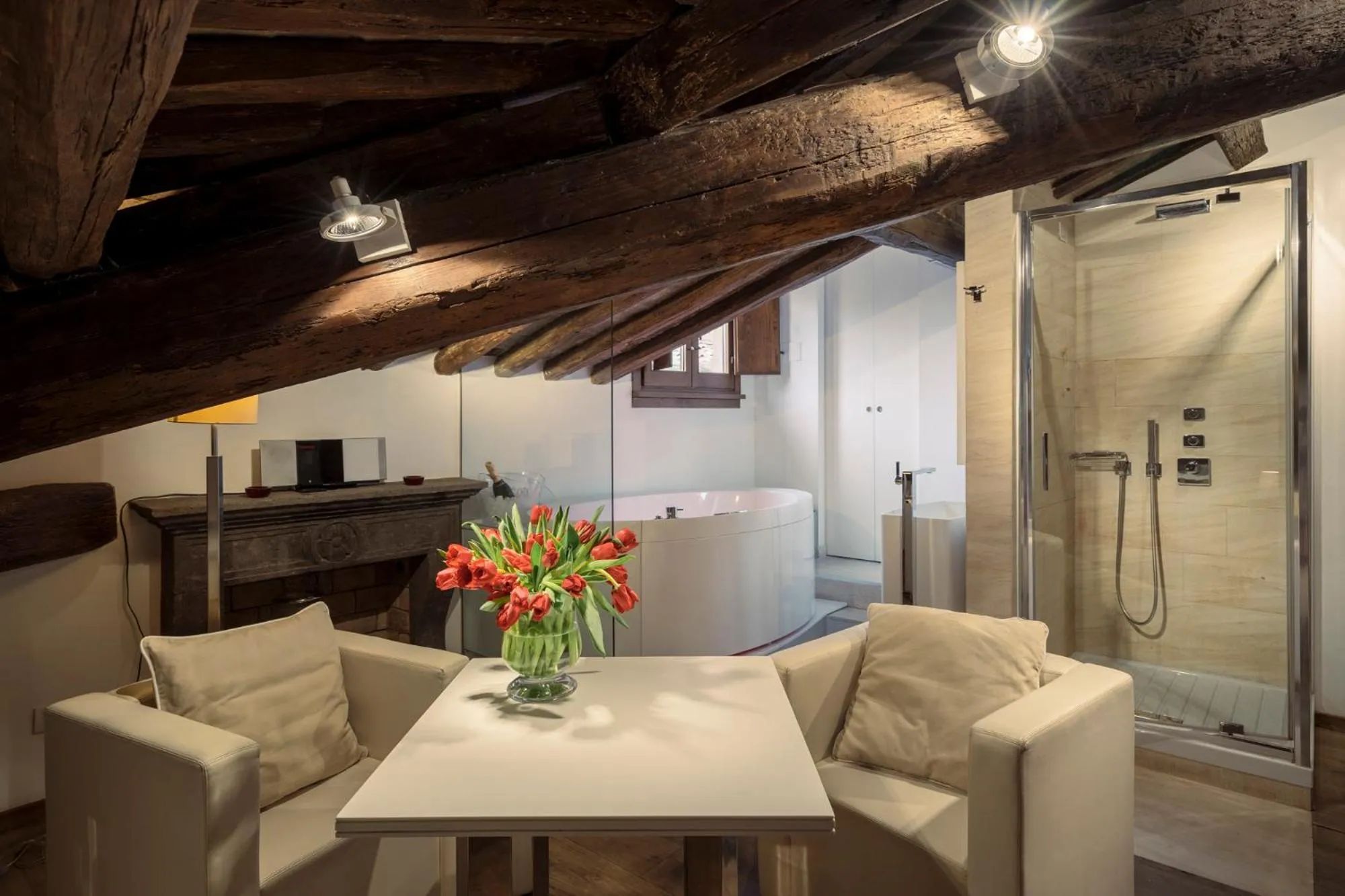 Hot Tub in Gigli D'Oro Suite