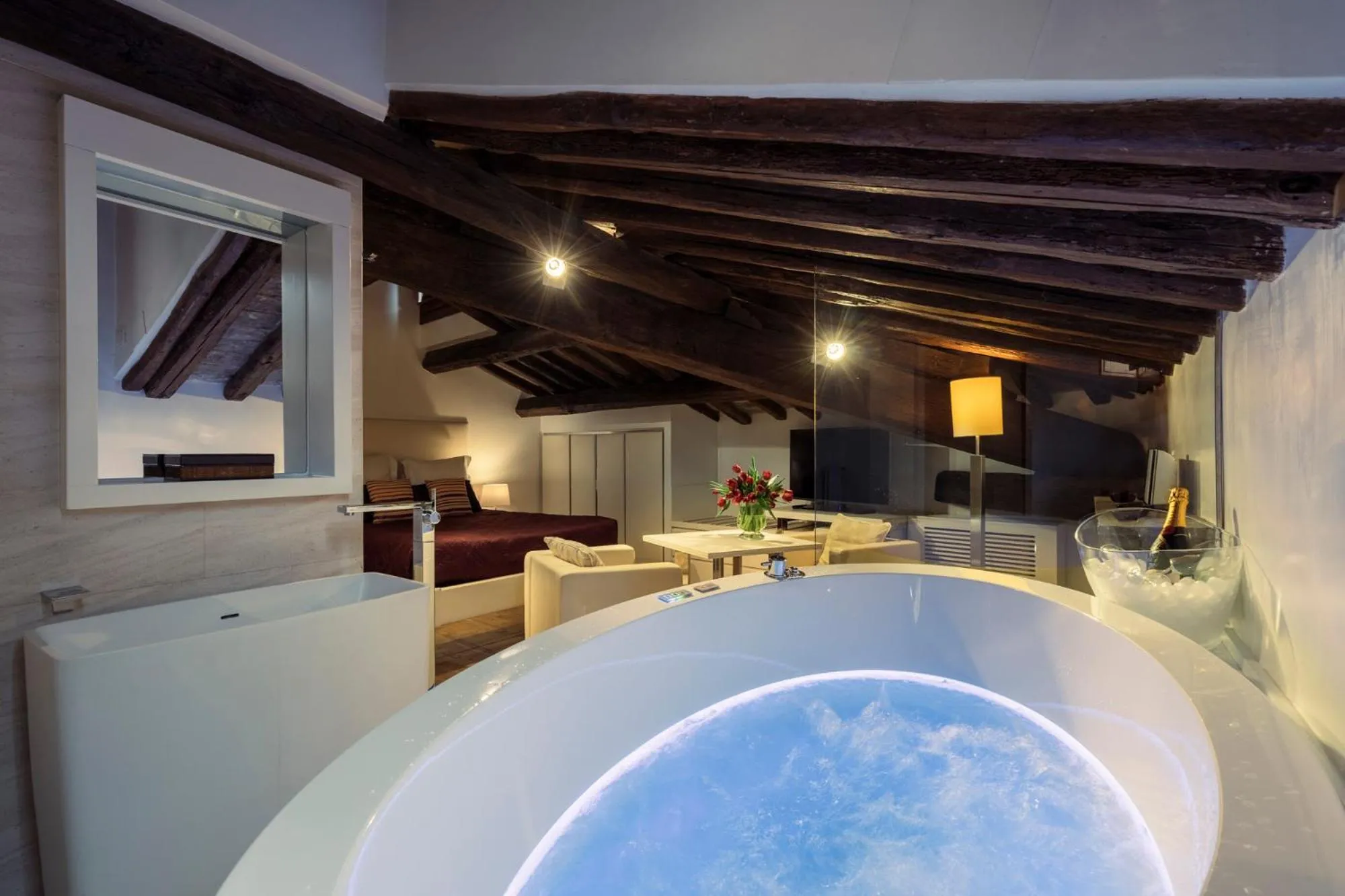 Hot Tub in Gigli D'Oro Suite