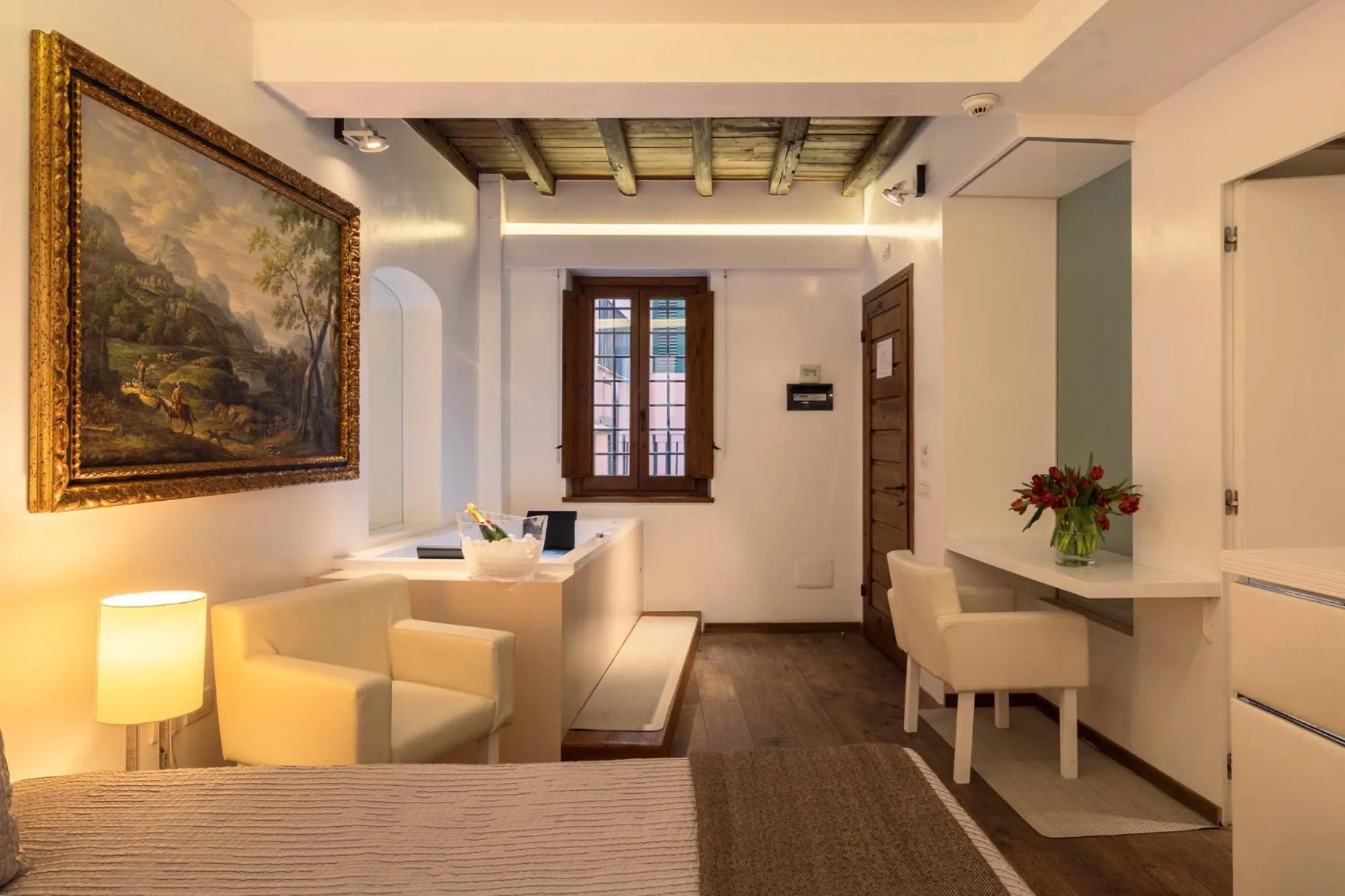 Hot Tub in Gigli D'Oro Suite