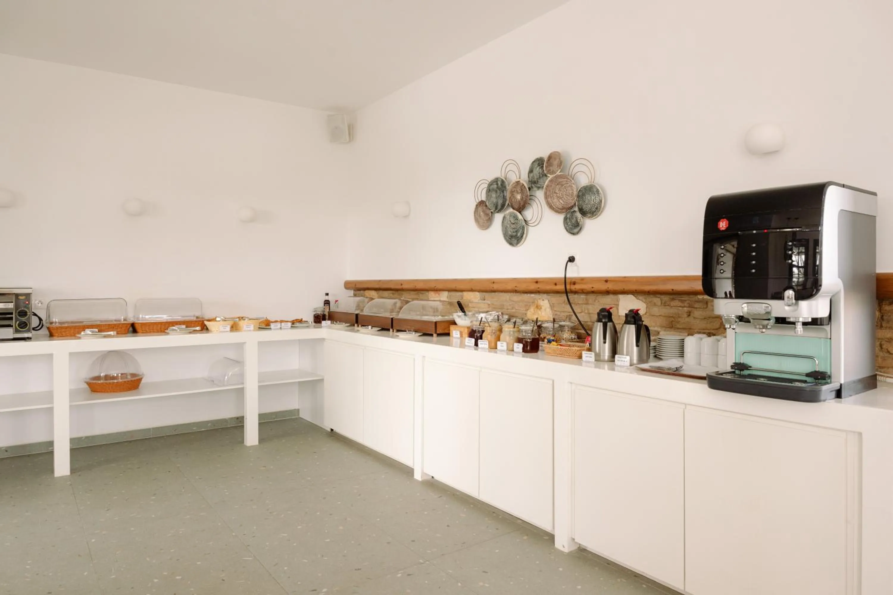 Coffee/tea facilities in Pnoi Hotel