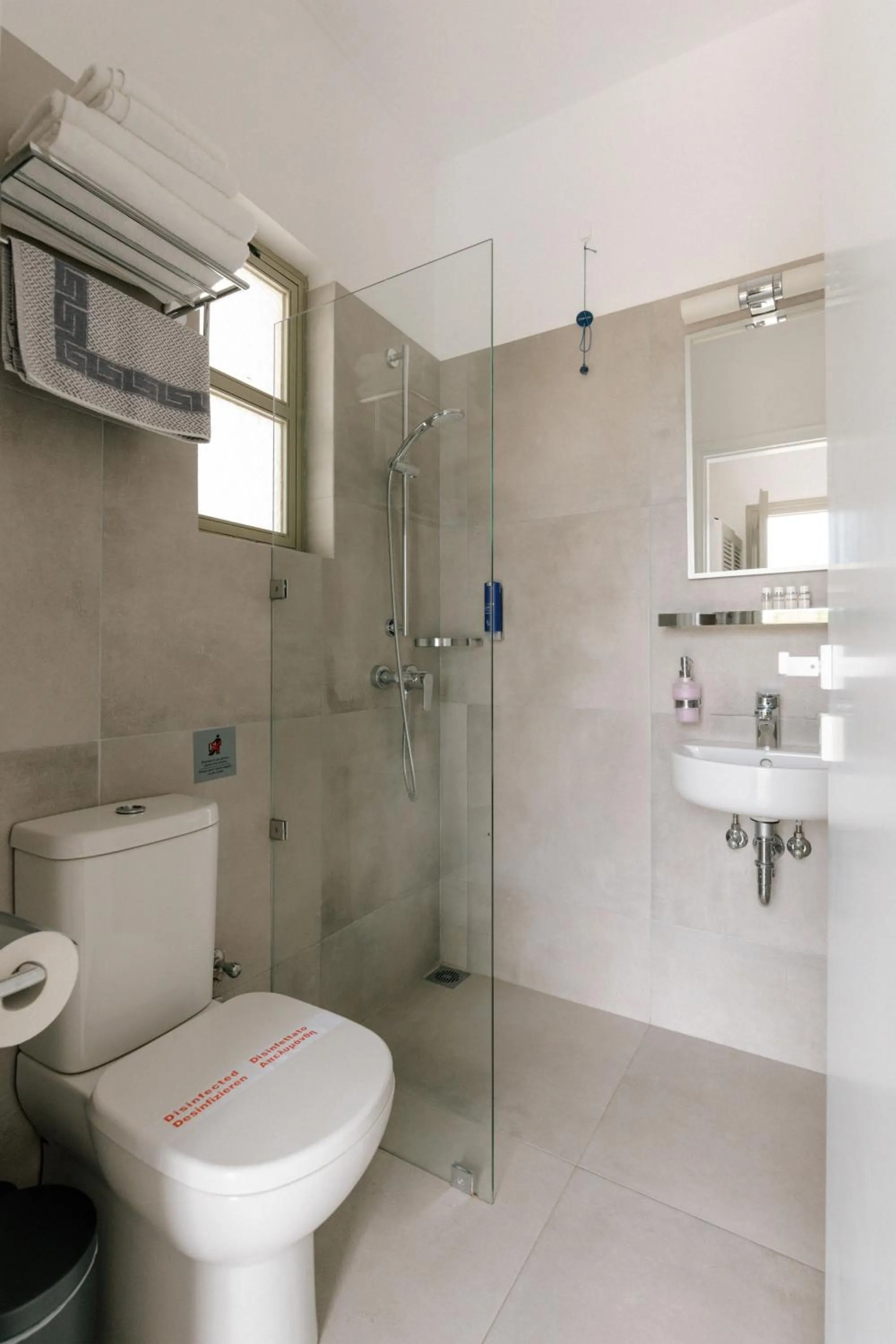 Shower in Pnoi Hotel