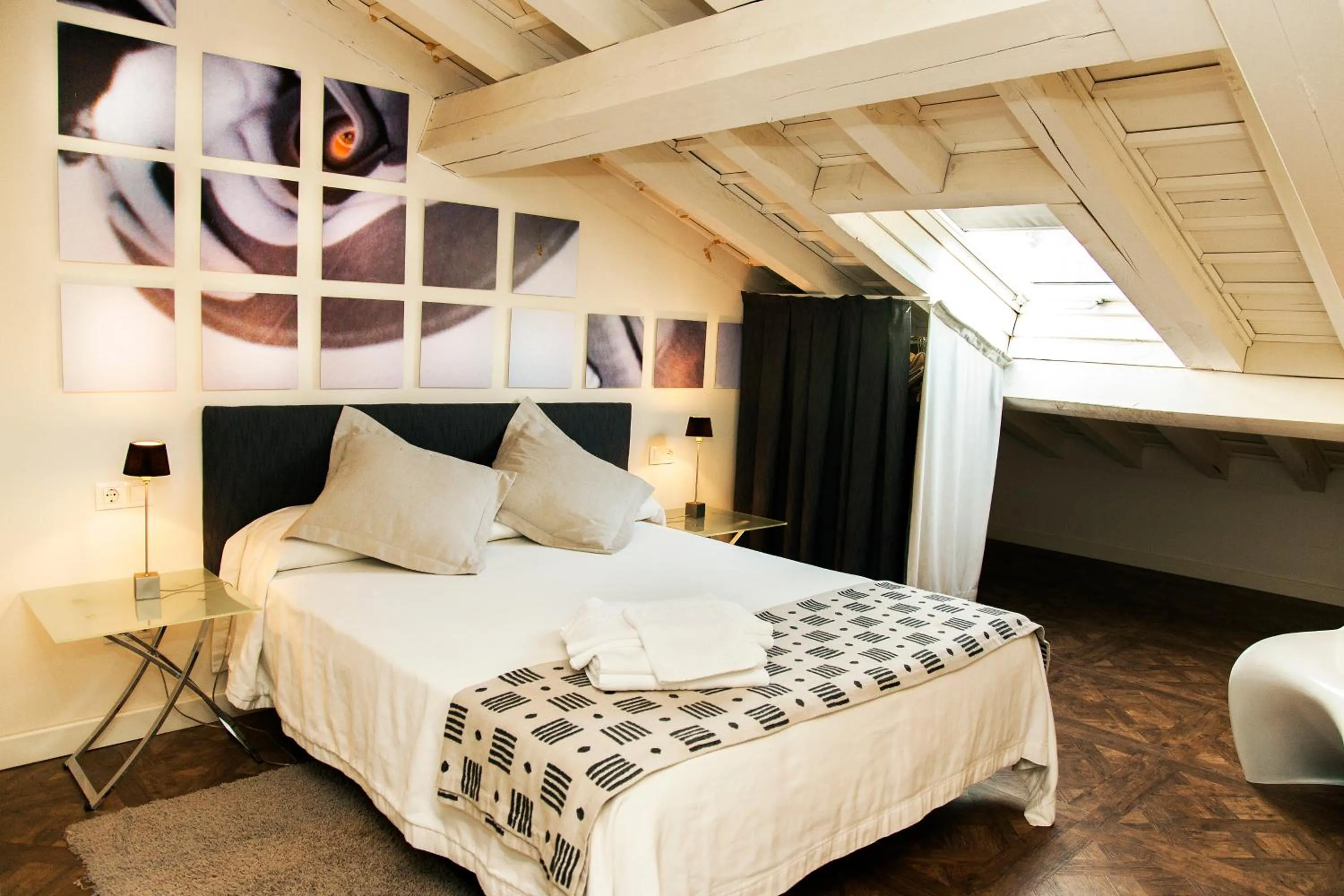 Bedroom, Bed in Abadía San Martín