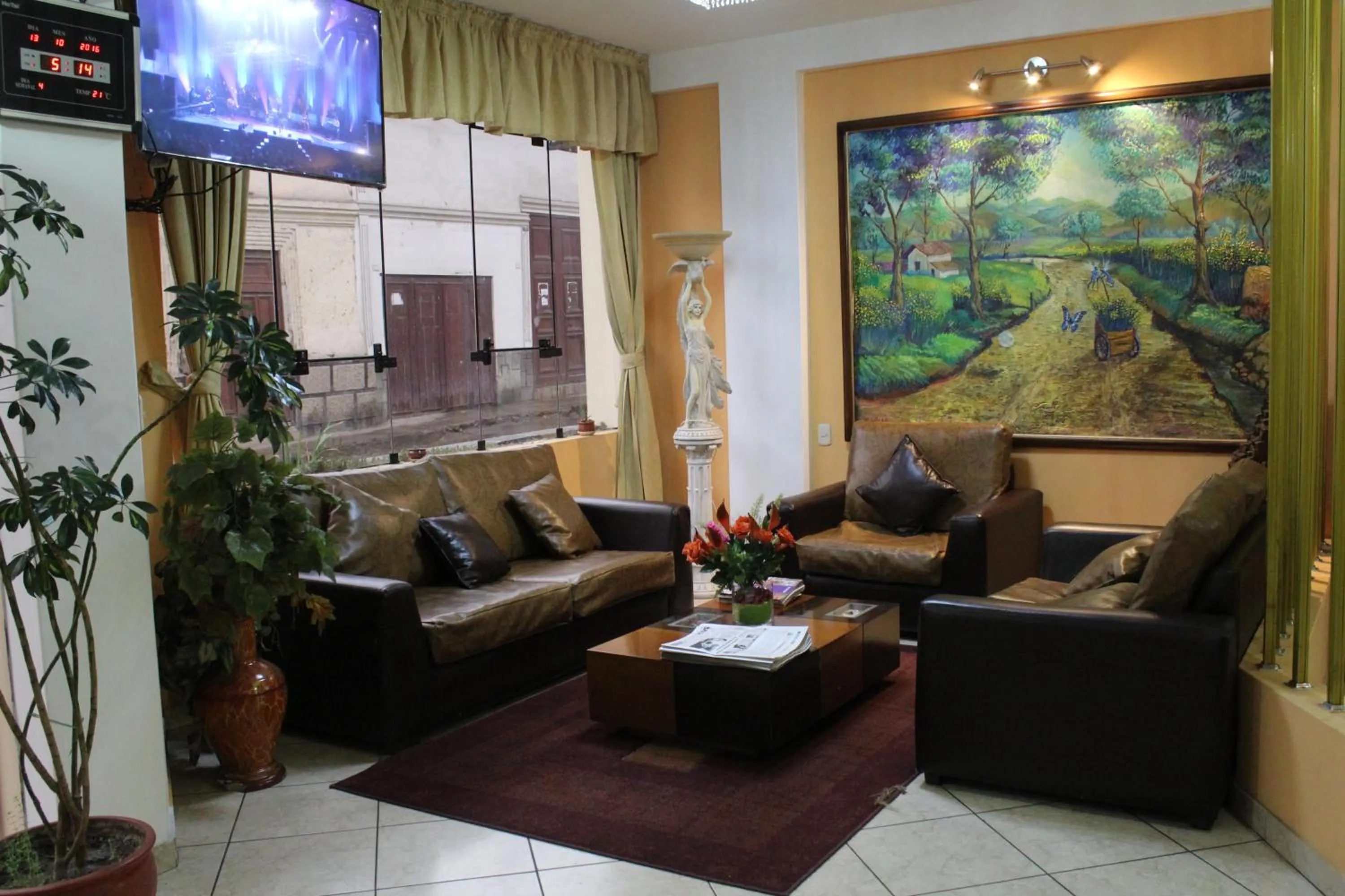 Communal lounge/ TV room in Retamas Hotel