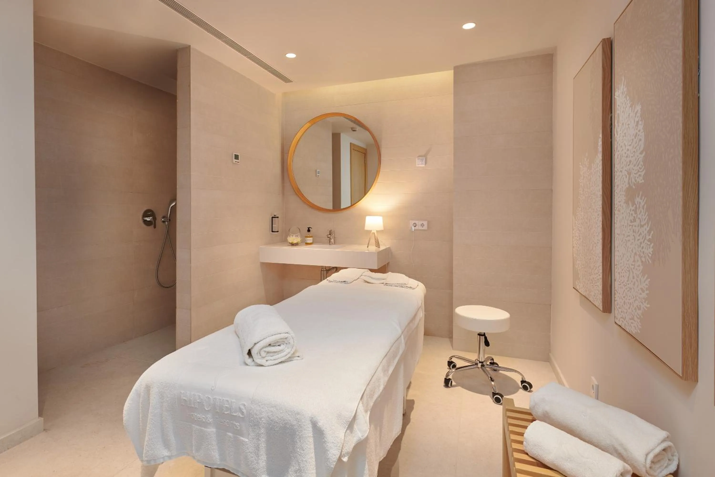 Shower in Hipotels Bahía Grande Aparthotel