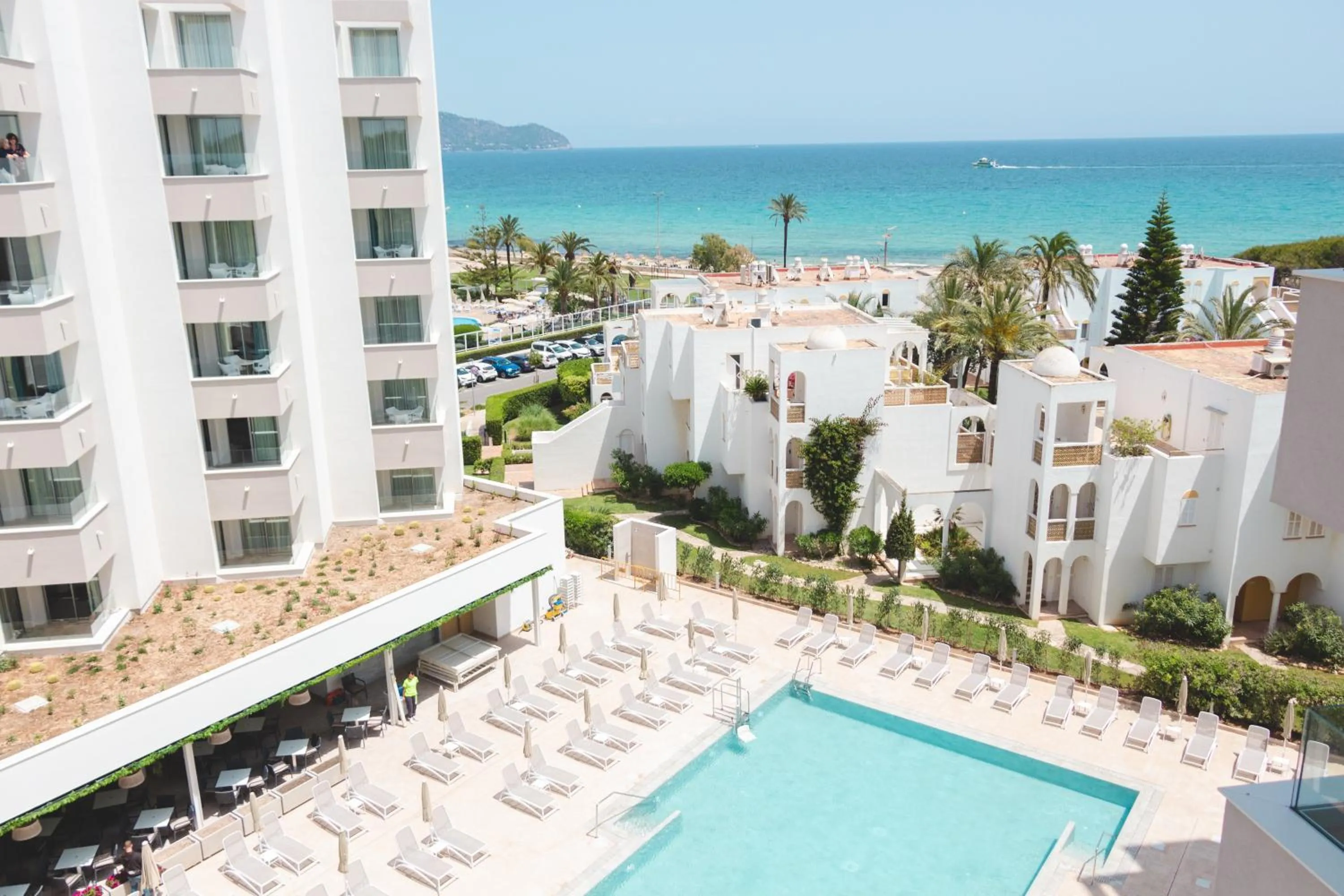 Property building in Hipotels Bahía Grande Aparthotel