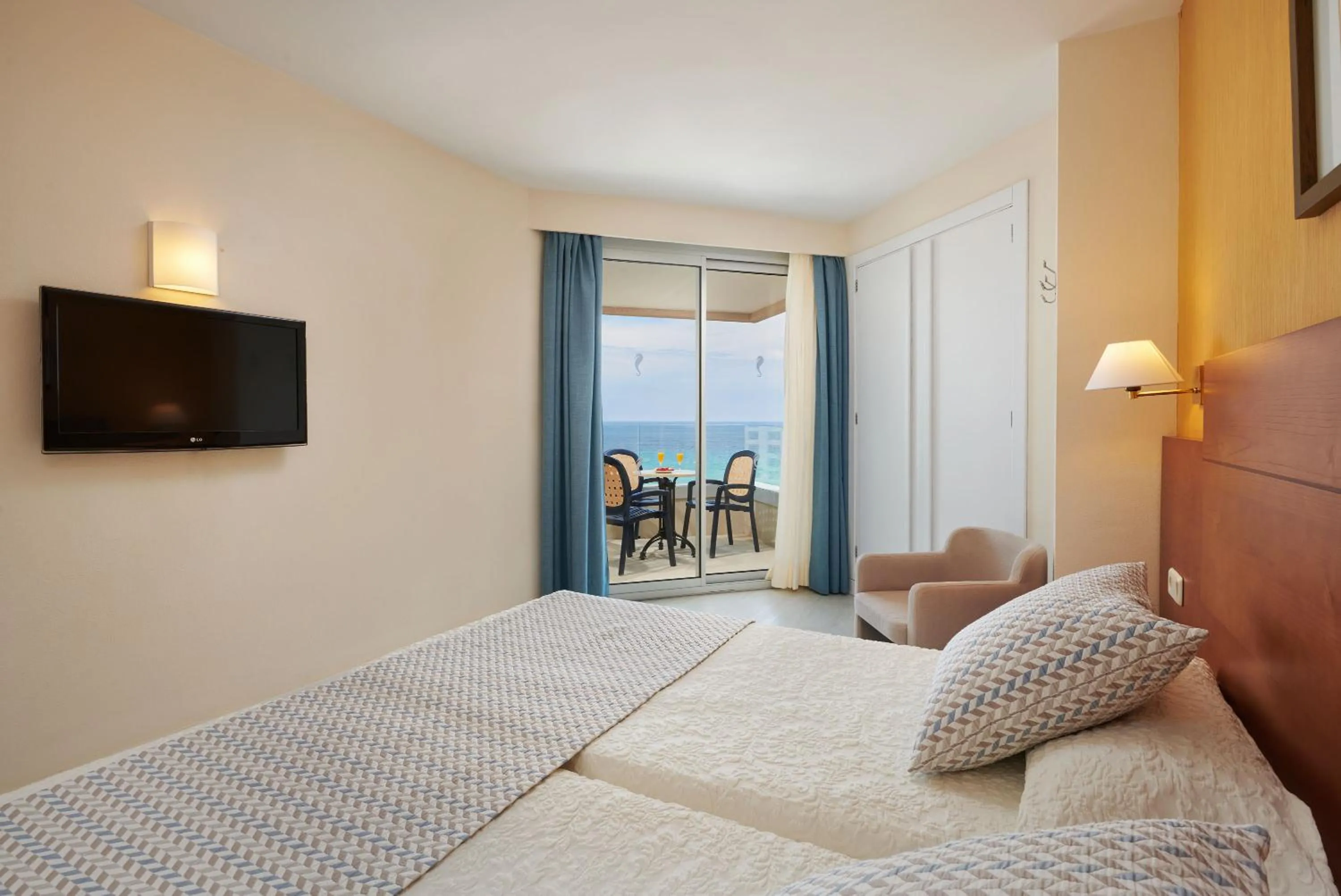 Bed in Hipotels Bahía Grande Aparthotel