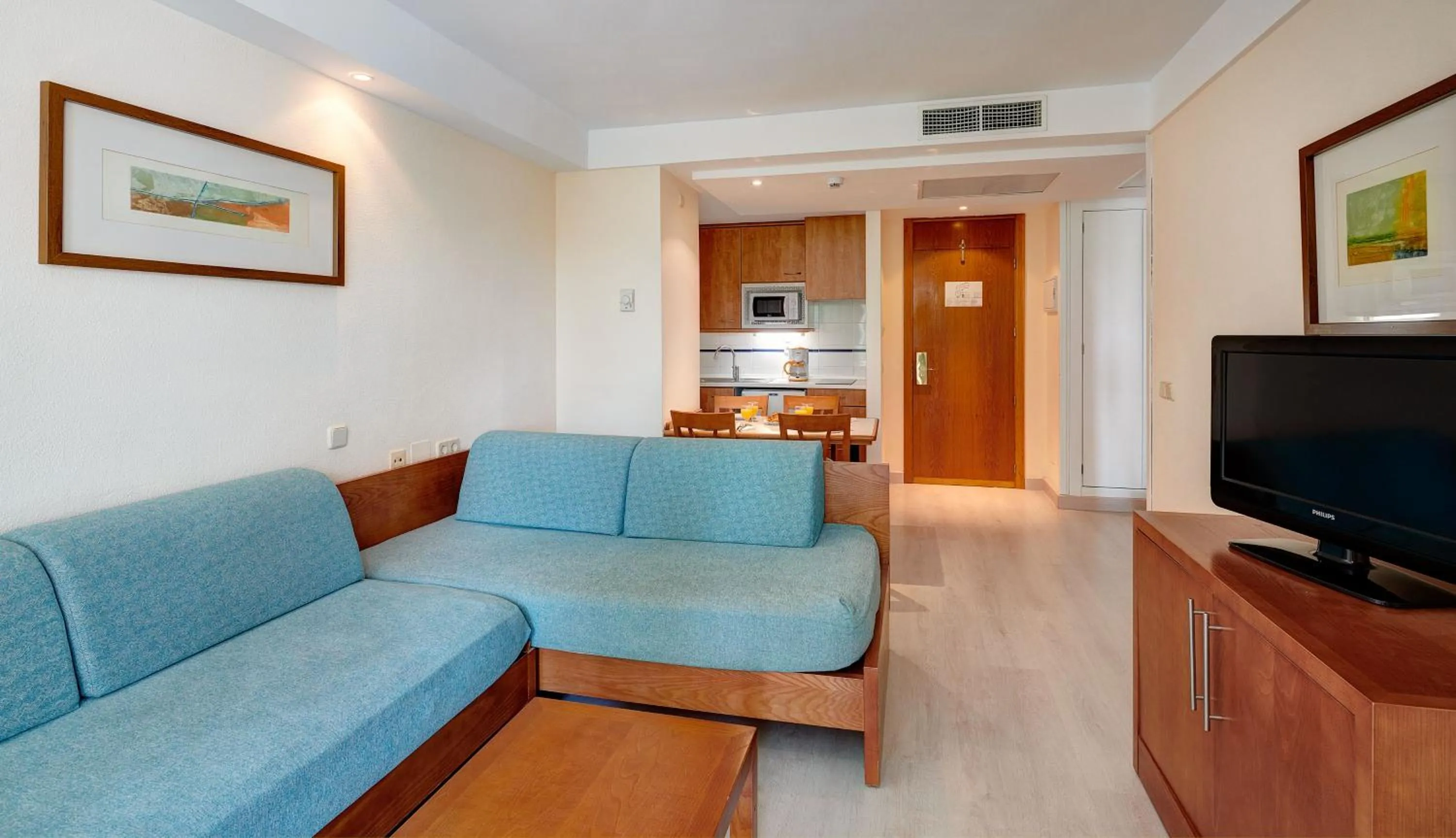 TV and multimedia in Hipotels Bahía Grande Aparthotel