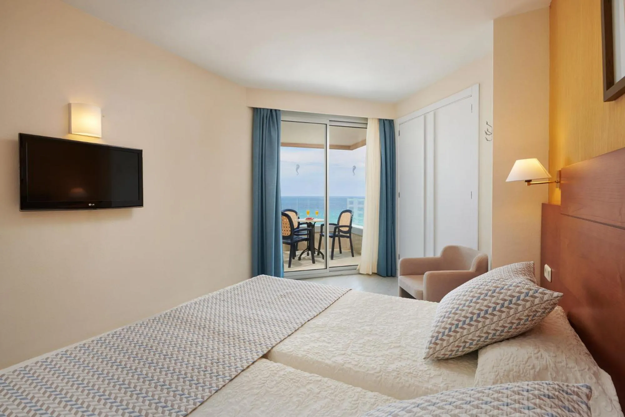 Bed in Hipotels Bahía Grande Aparthotel