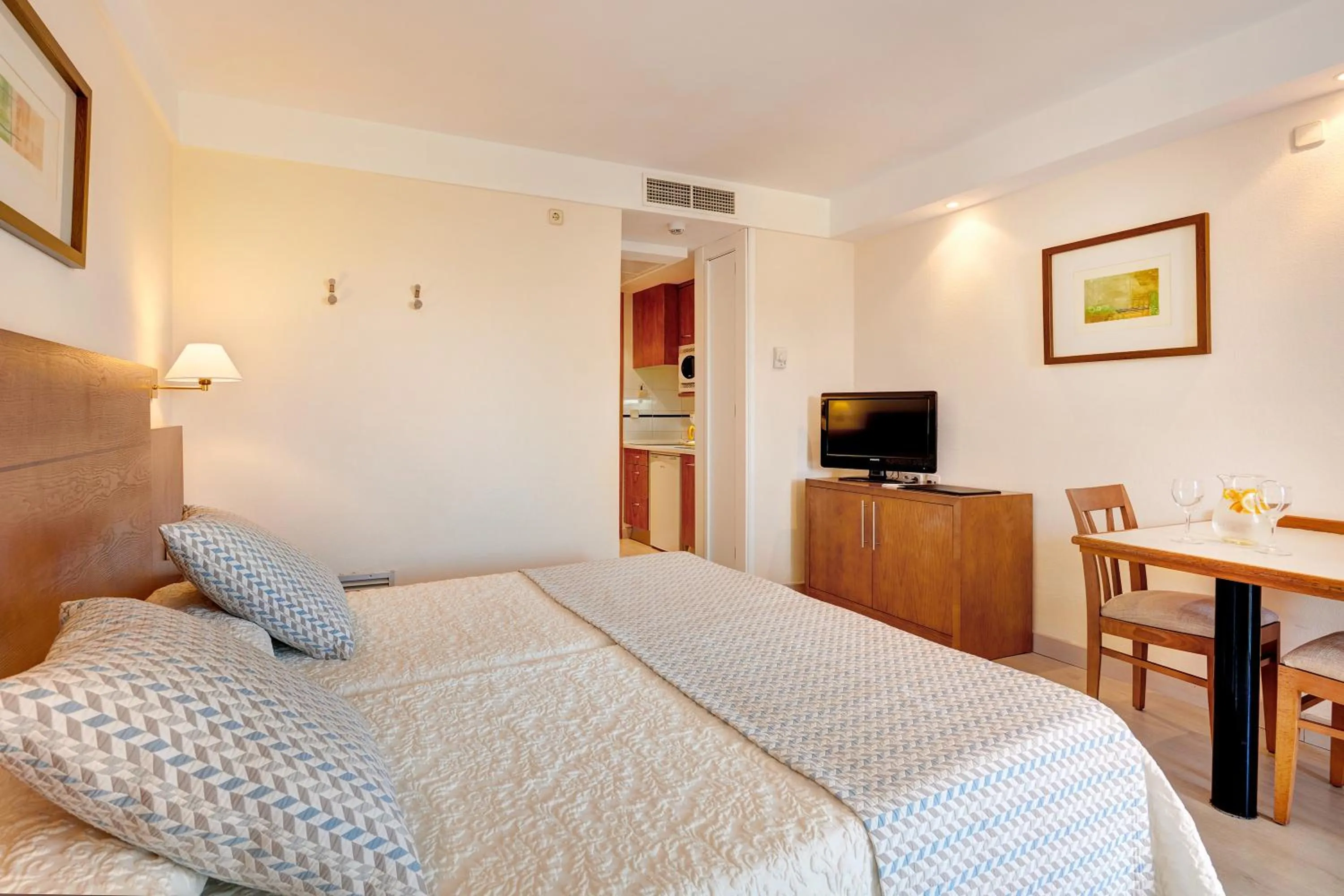 Bed in Hipotels Bahía Grande Aparthotel