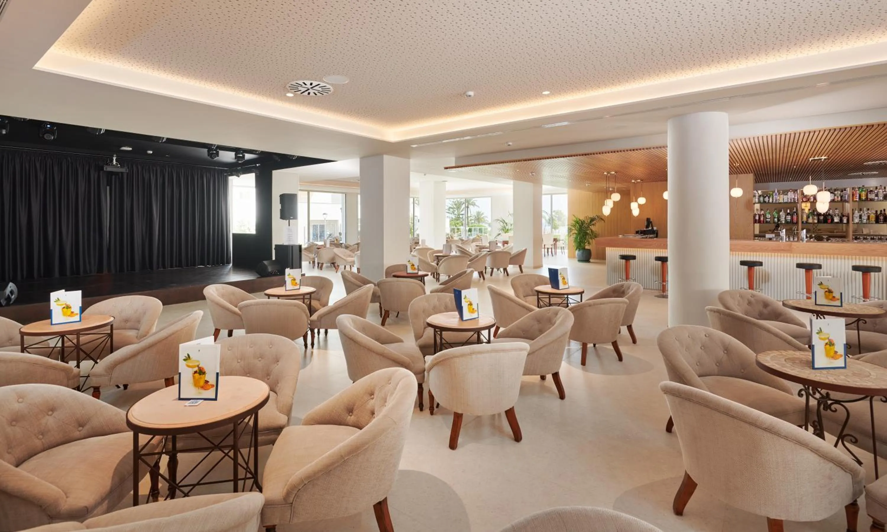 Lounge or bar in Hipotels Bahía Grande Aparthotel