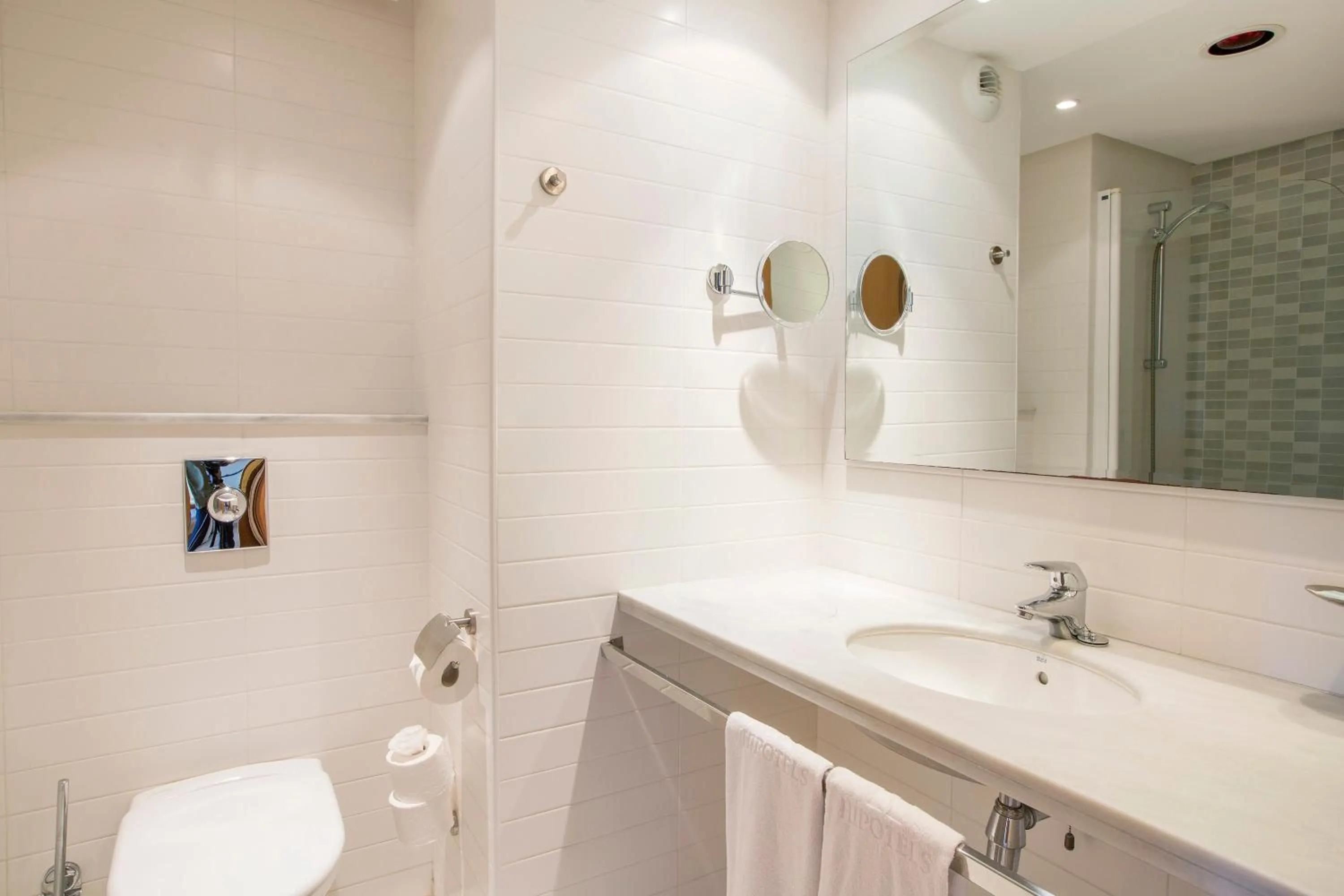 Toilet in Hipotels Bahía Grande Aparthotel