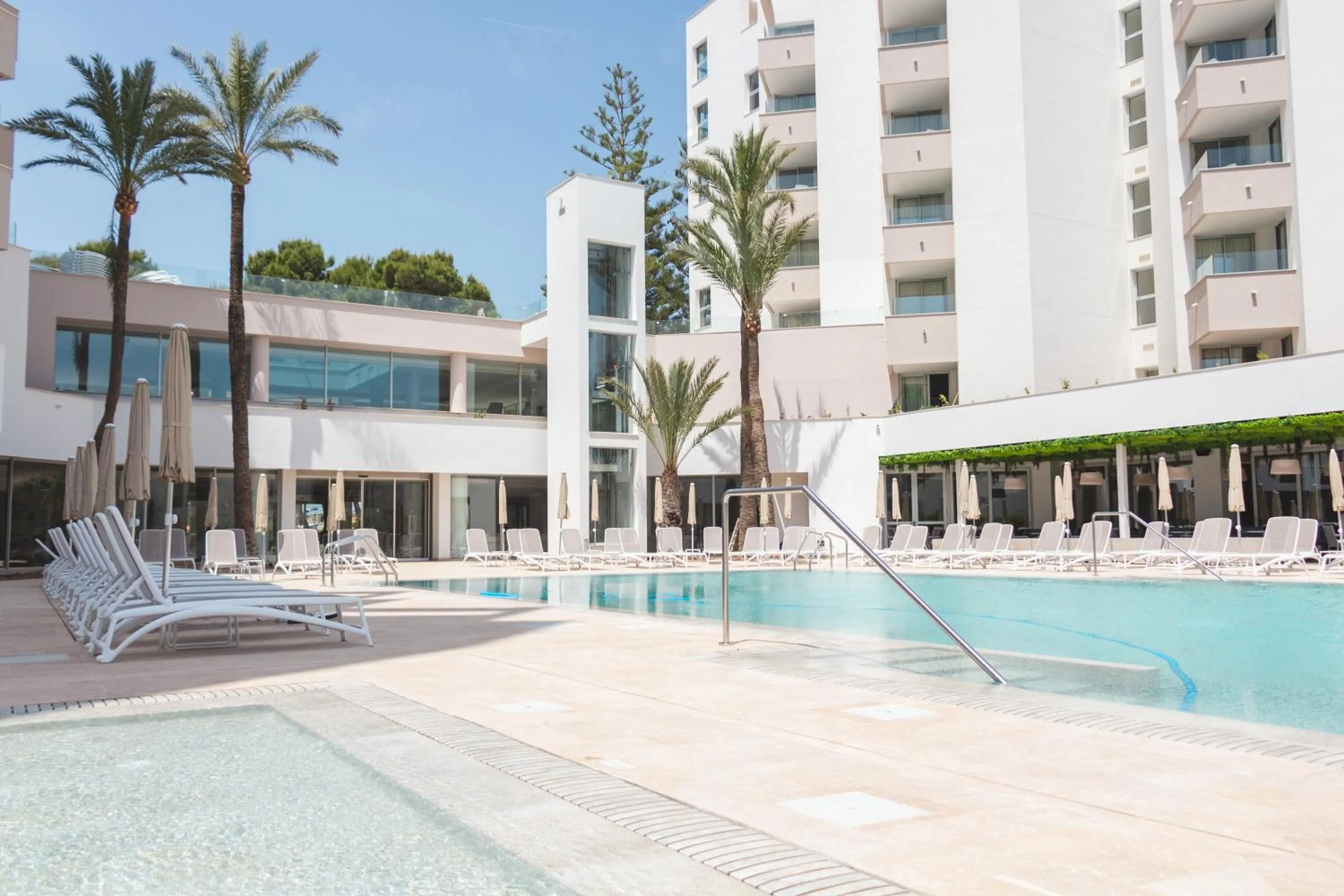 Property building in Hipotels Bahía Grande Aparthotel