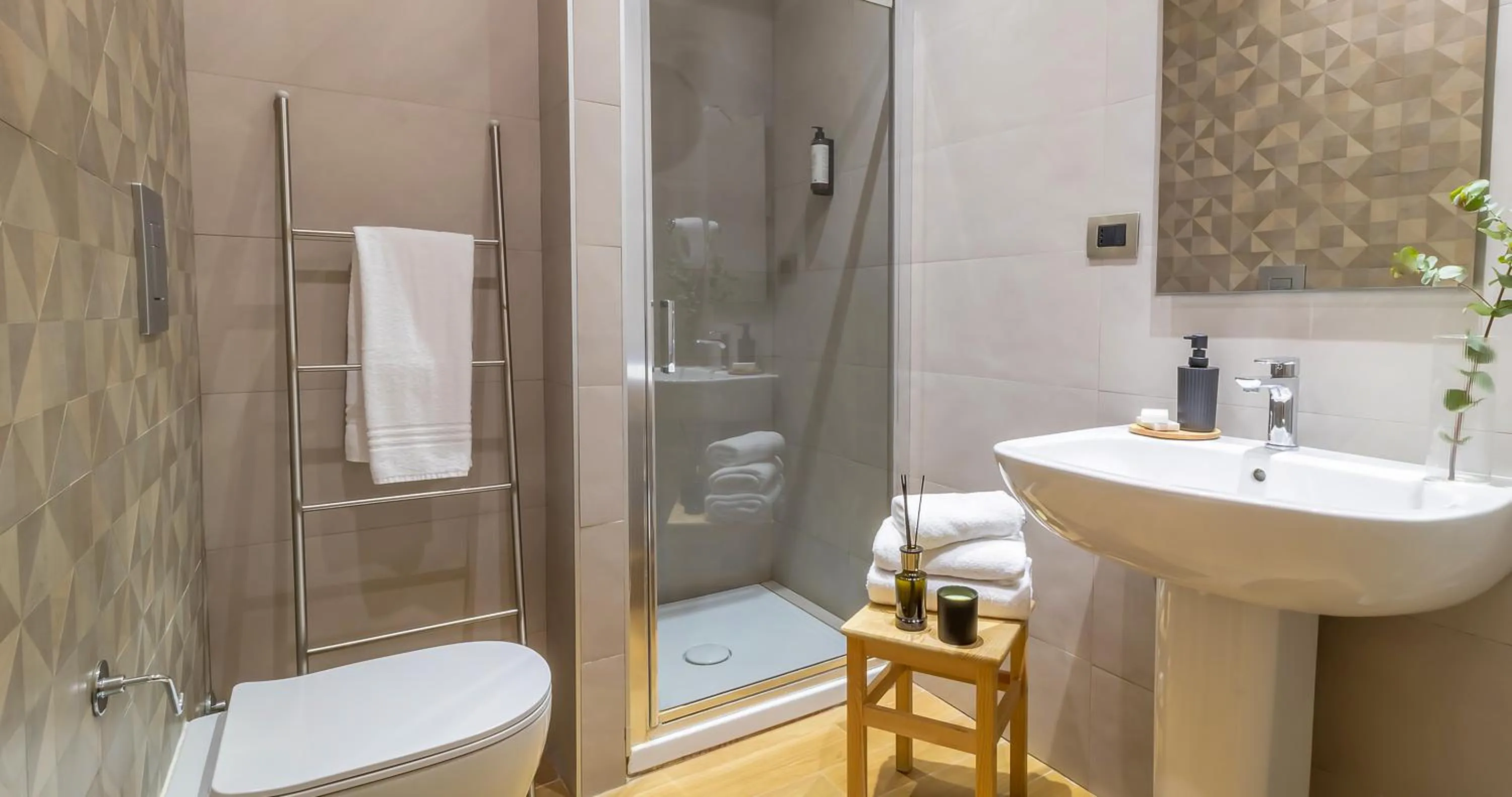 Shower in Musto Suites & Rooms