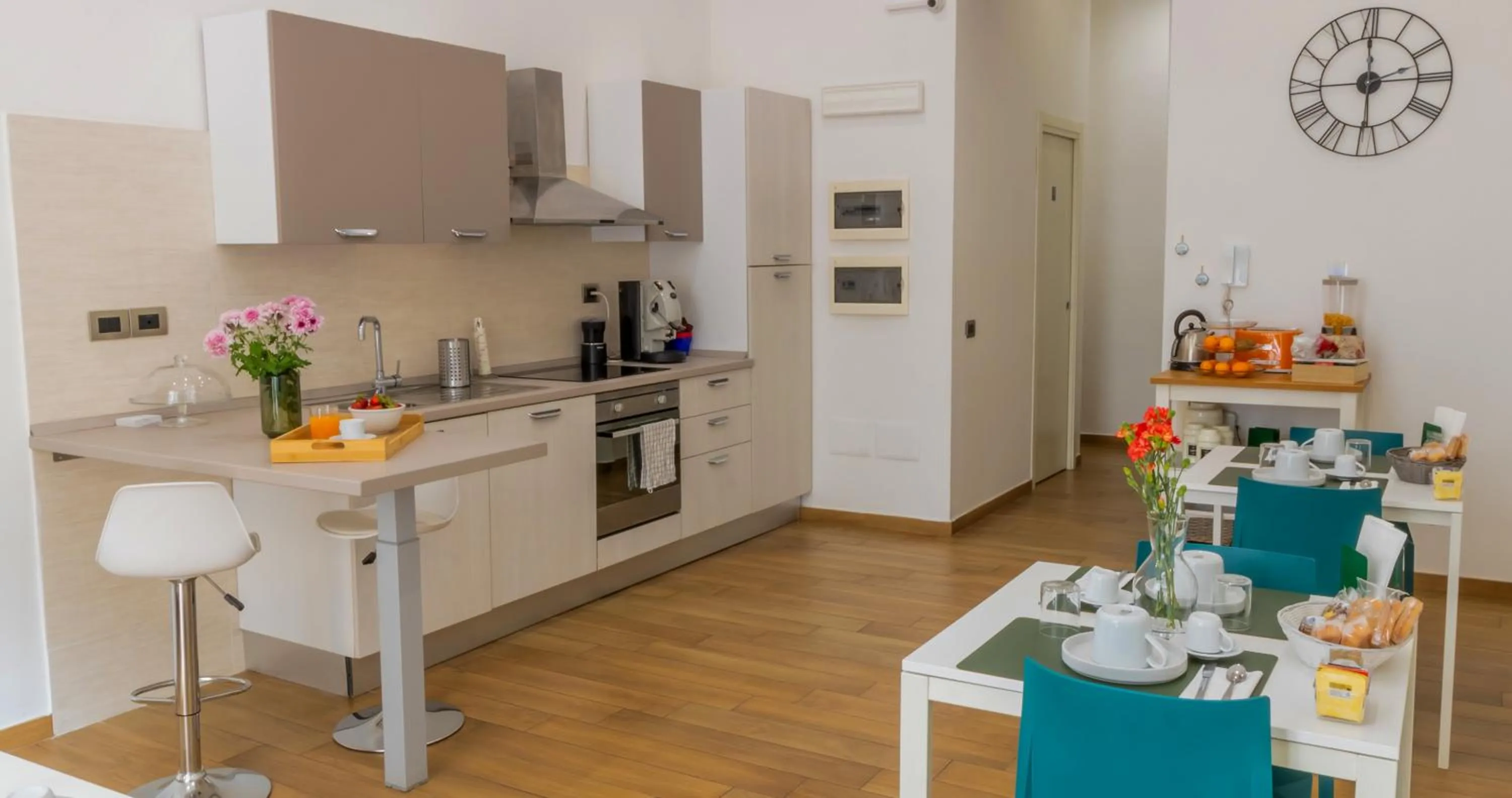 Communal lounge/ TV room in Musto Suites & Rooms