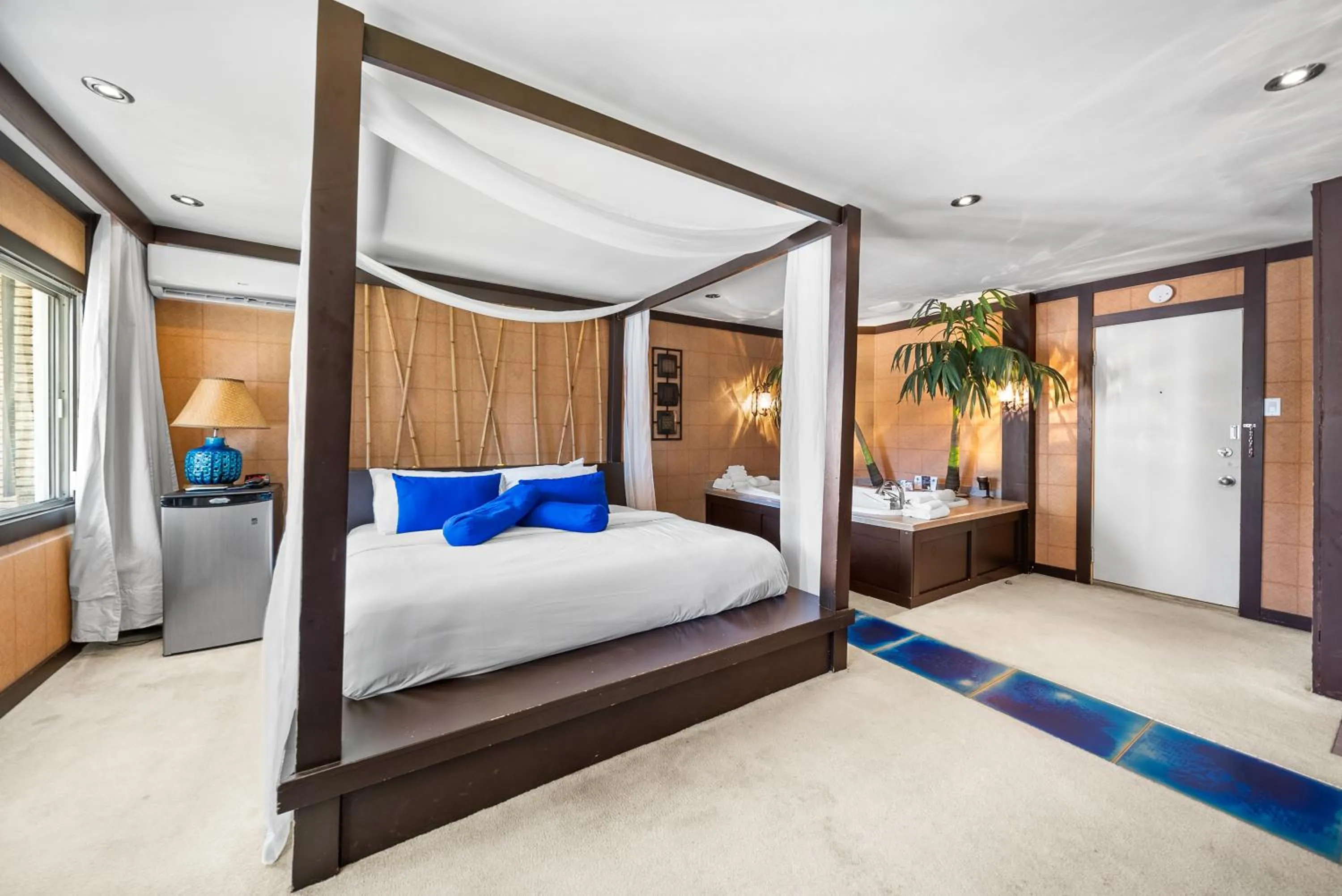 Bedroom, Bed in Hotel-Motel Coconut