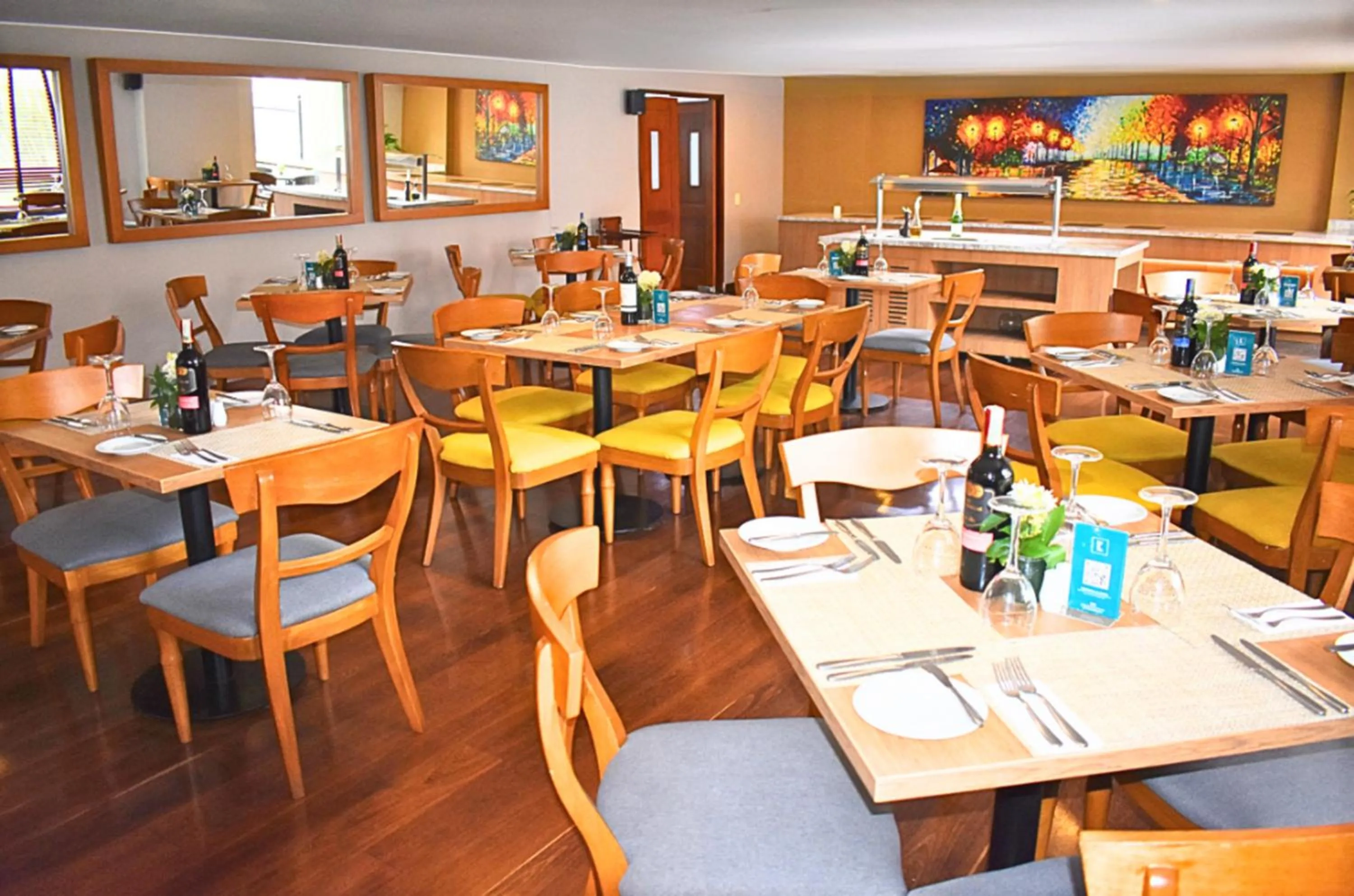 Restaurant/places to eat in Hotel Estelar Suites Jones