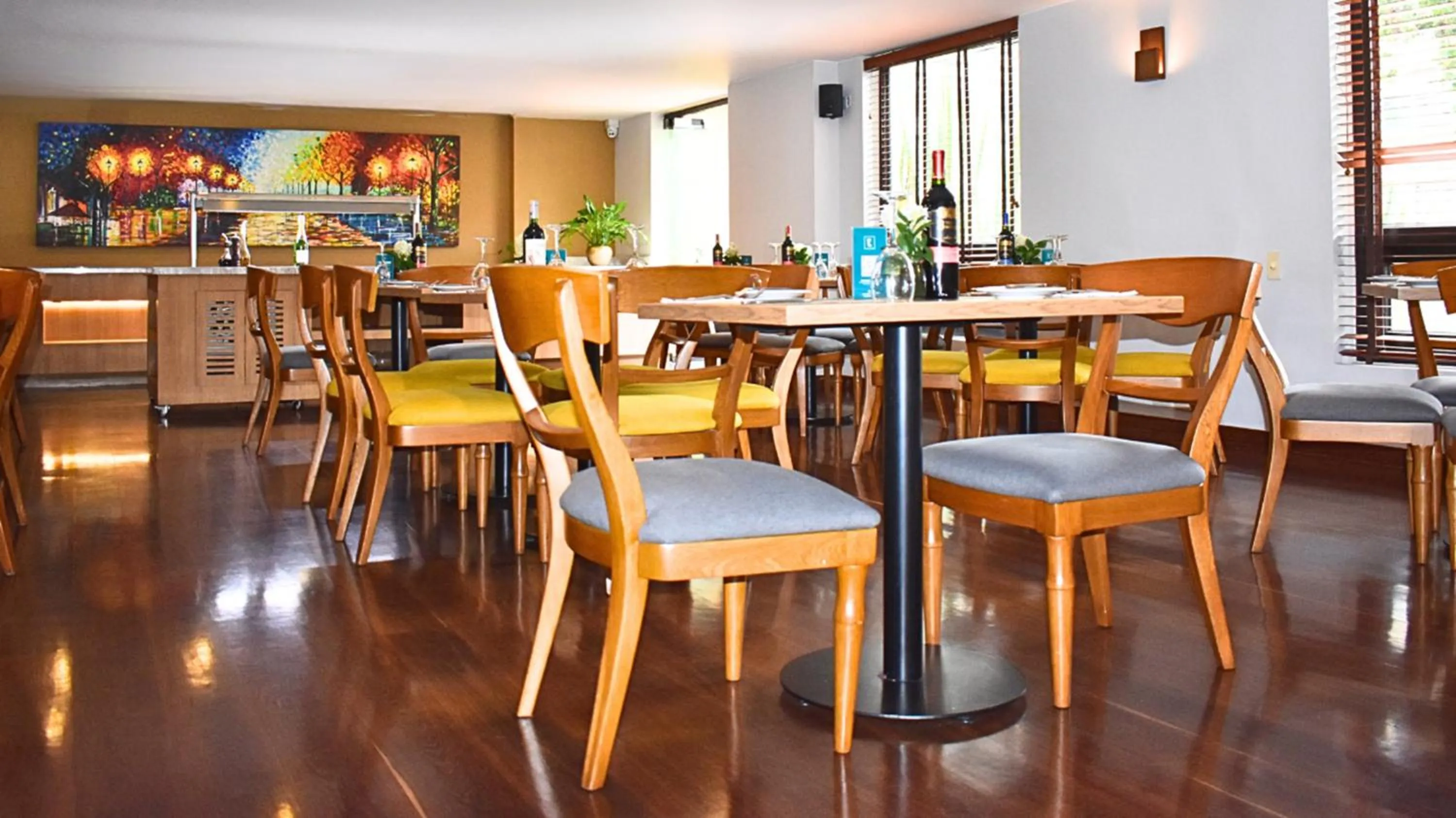 Restaurant/places to eat in Hotel Estelar Suites Jones