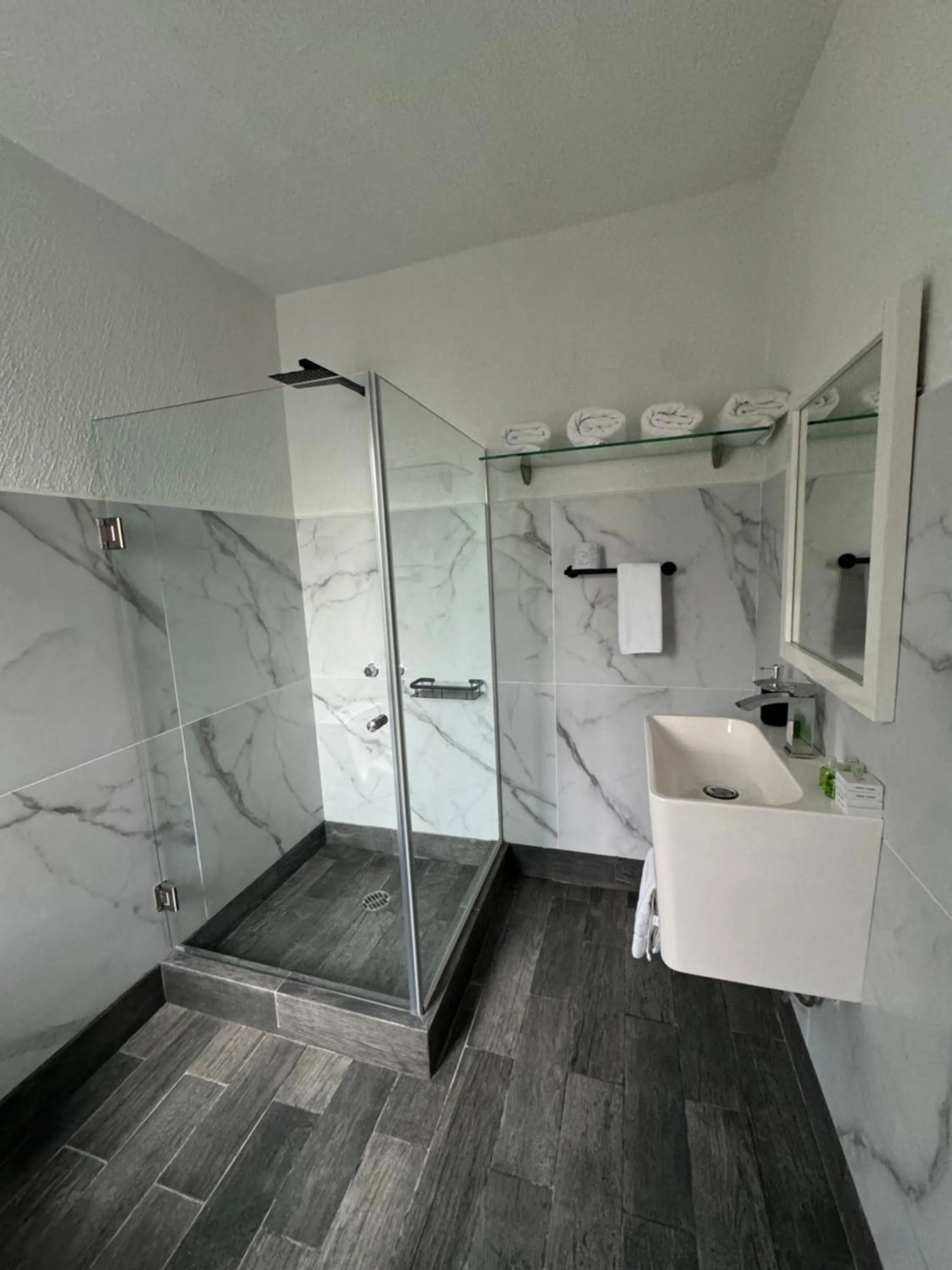 Shower in Ananta Hotel